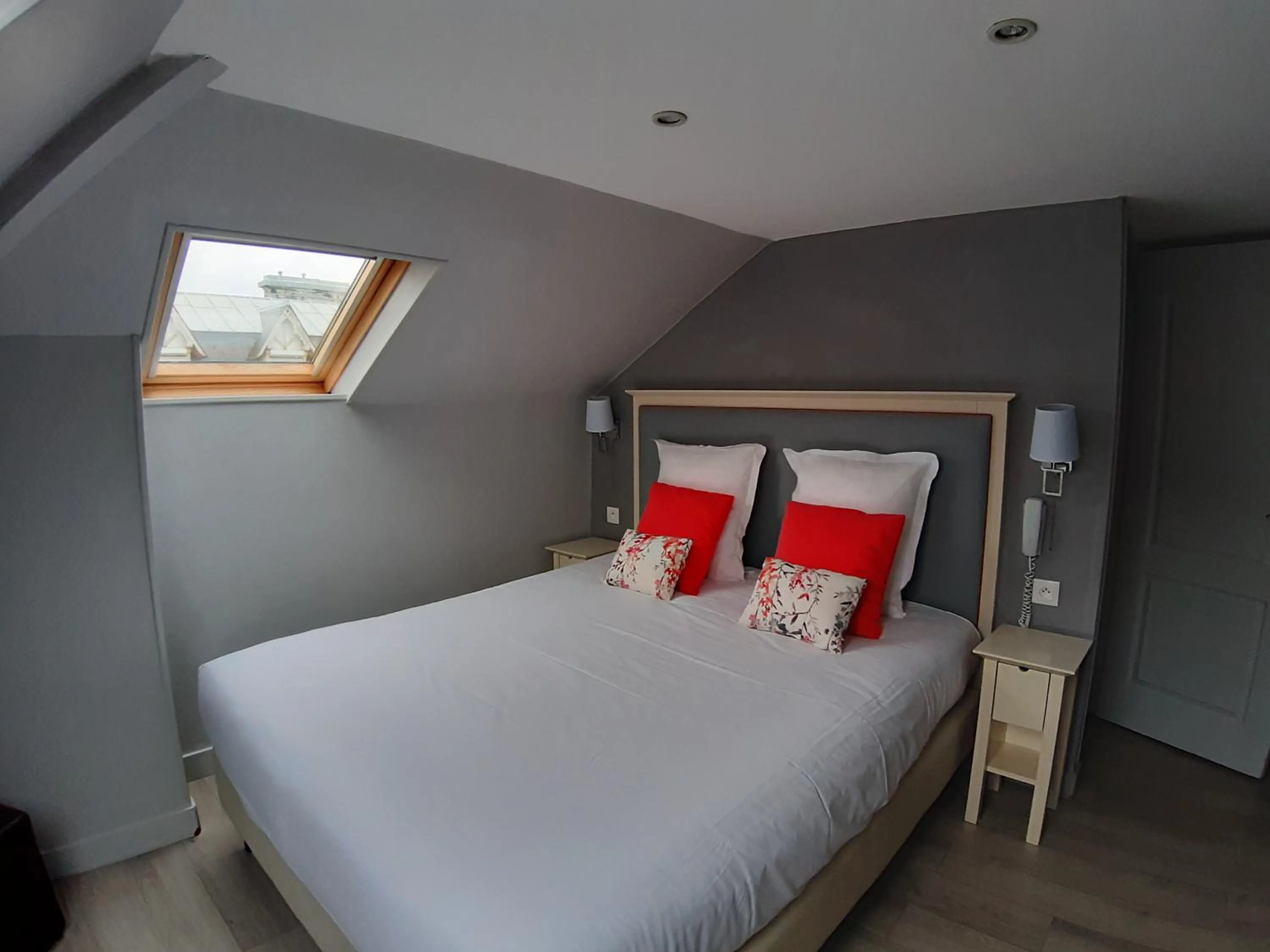 Photo of the whole room, Bed in Les Embruns