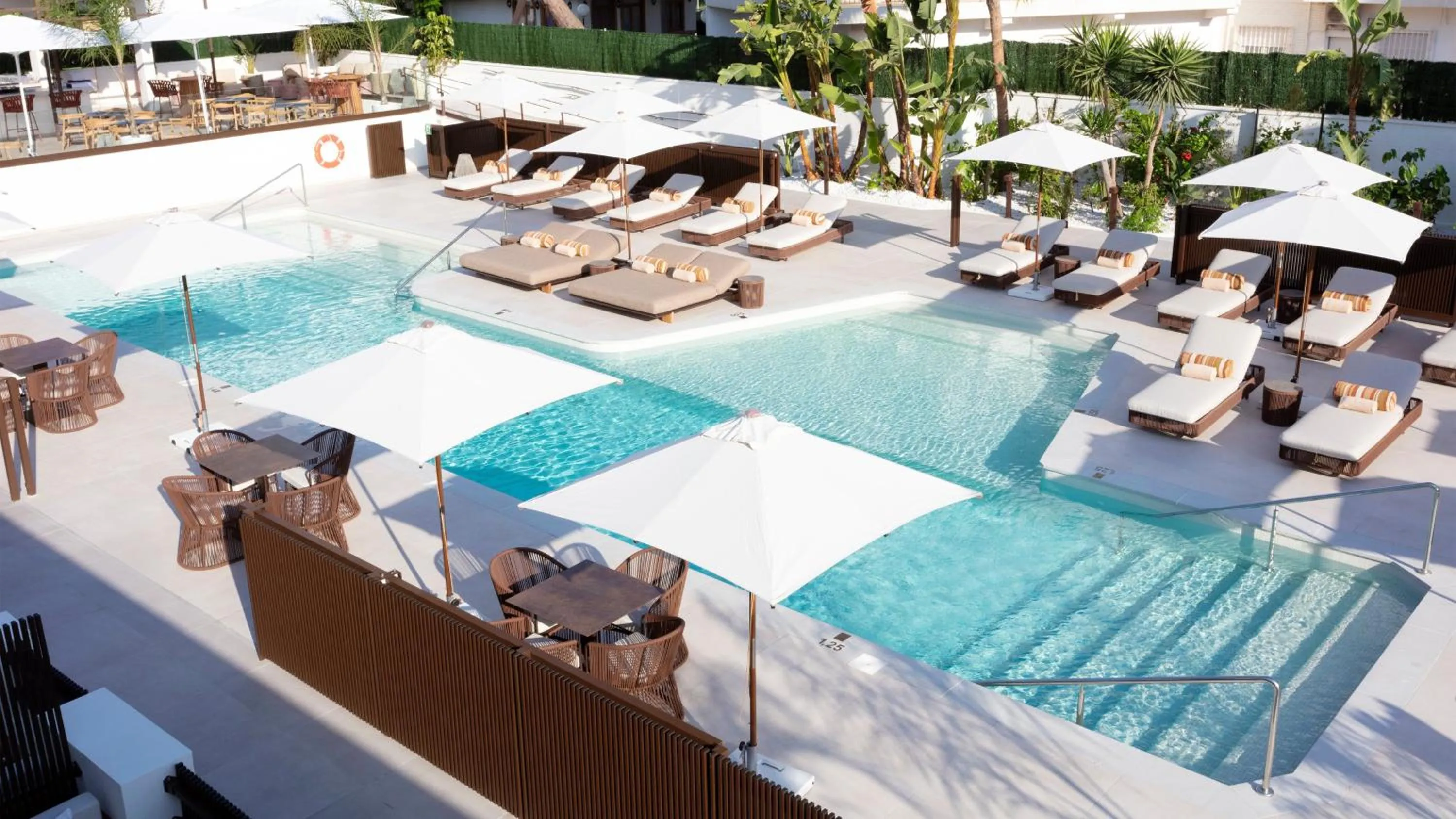 Swimming pool in Hotel Indigo Gandia Beach by IHG