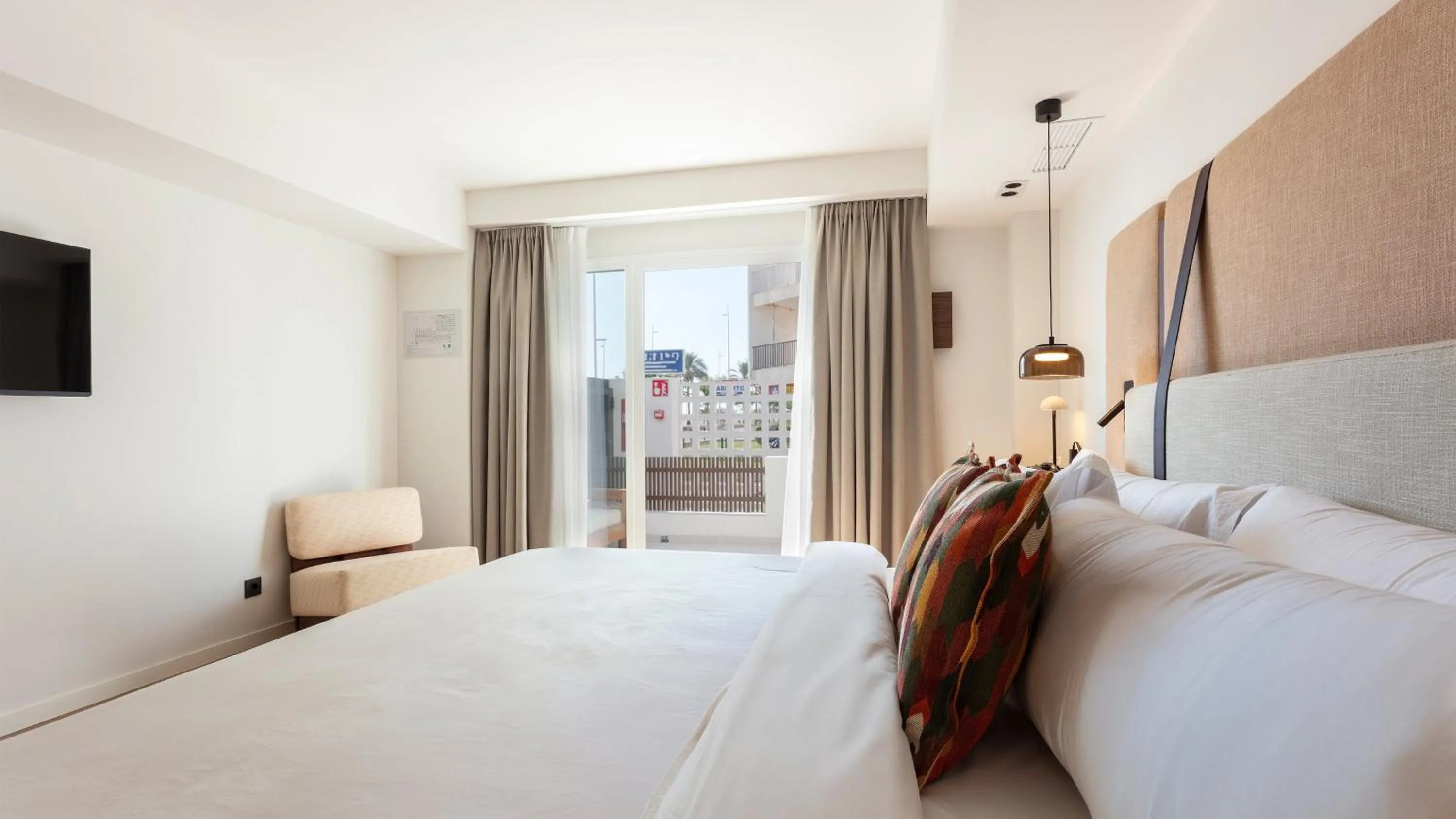 Photo of the whole room, Bed in Hotel Indigo Gandia Beach by IHG