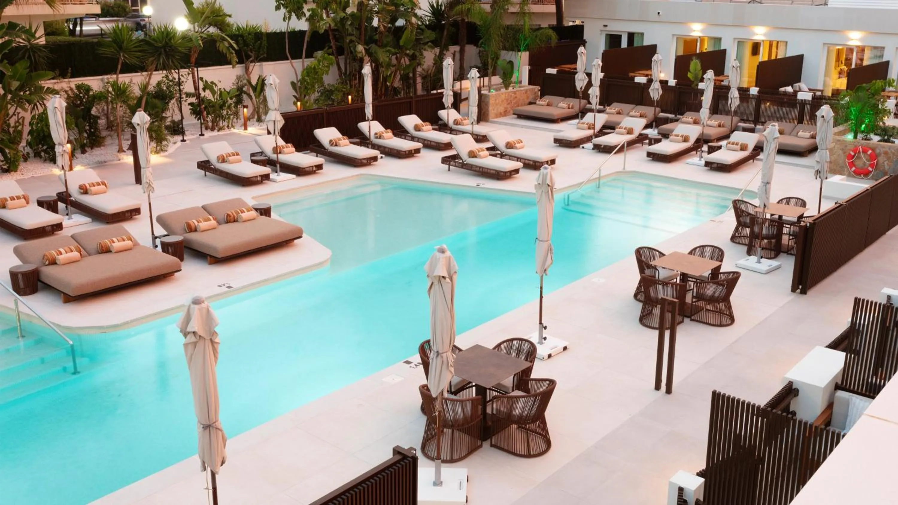 Swimming pool in Hotel Indigo Gandia Beach by IHG