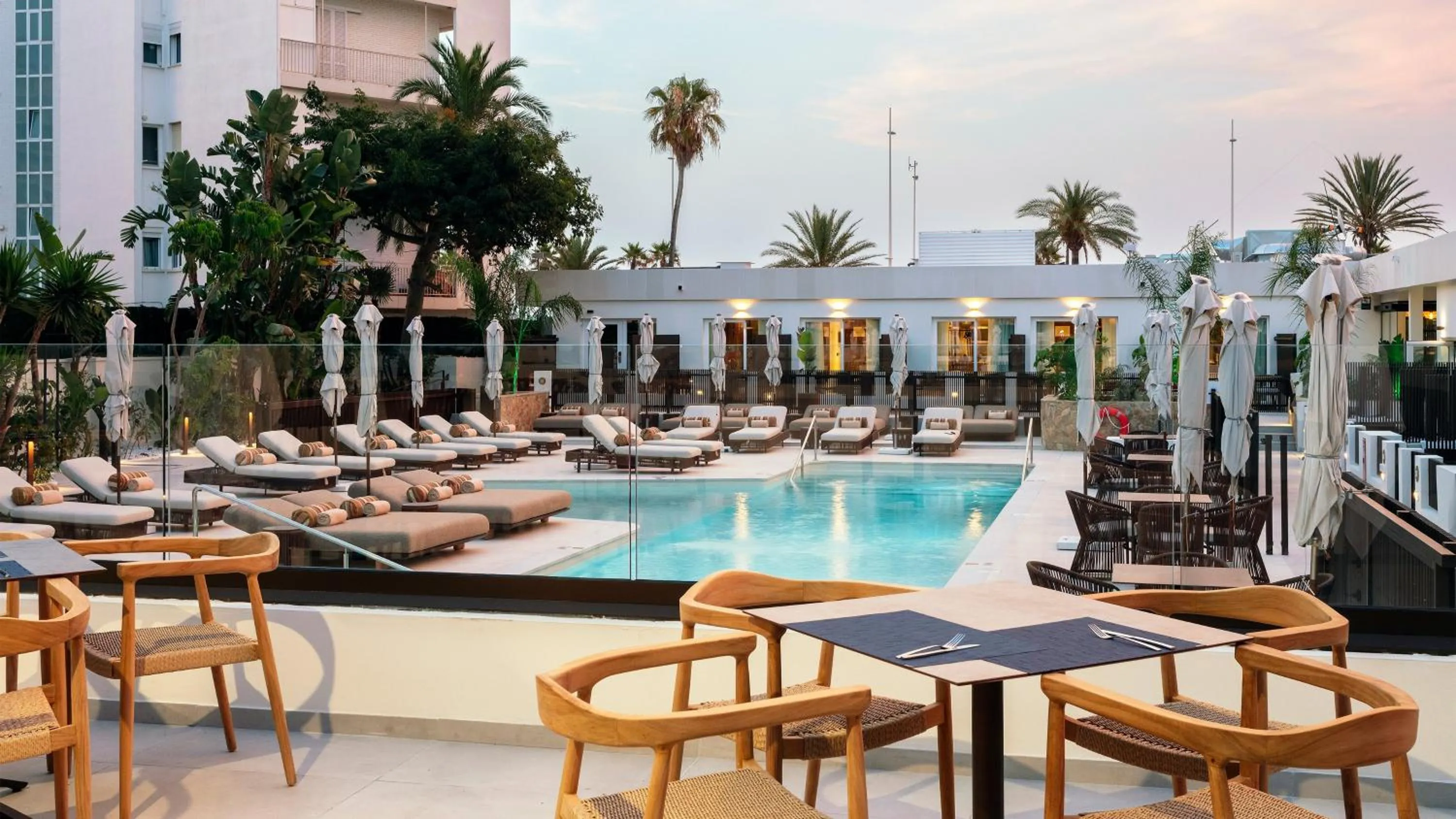 Lounge or bar in Hotel Indigo Gandia Beach by IHG