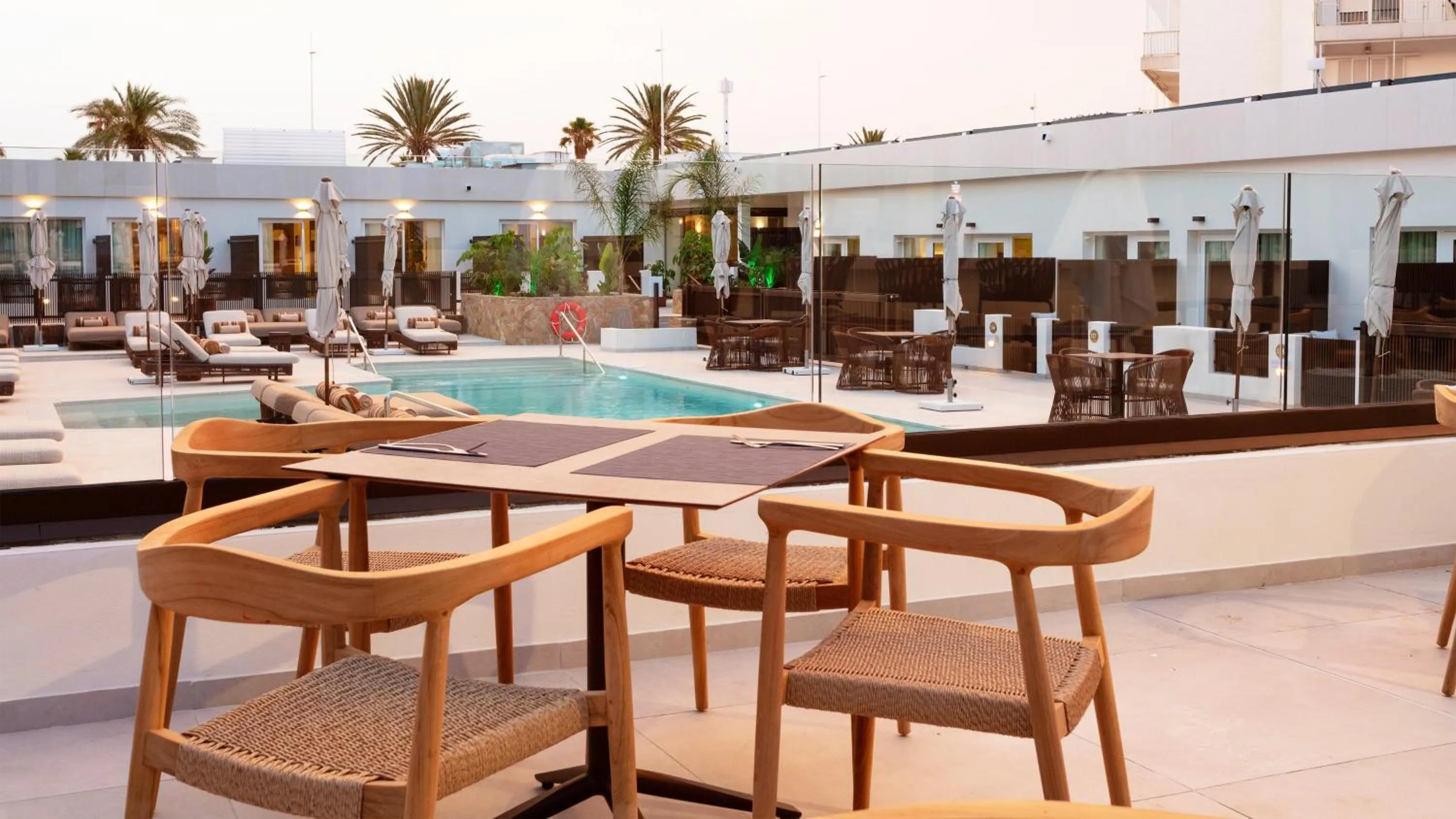 Lounge or bar in Hotel Indigo Gandia Beach by IHG