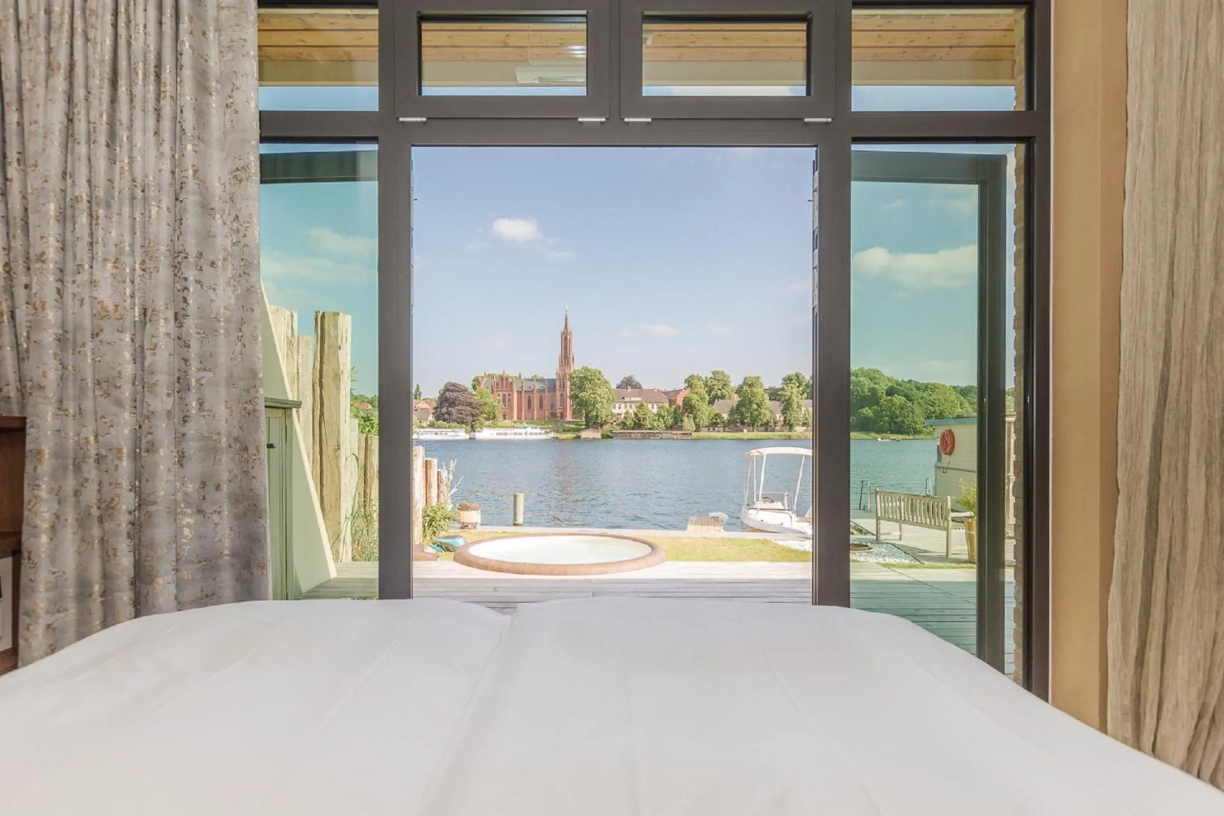 Lake view, Bed in Ringelnatz Inselhotel