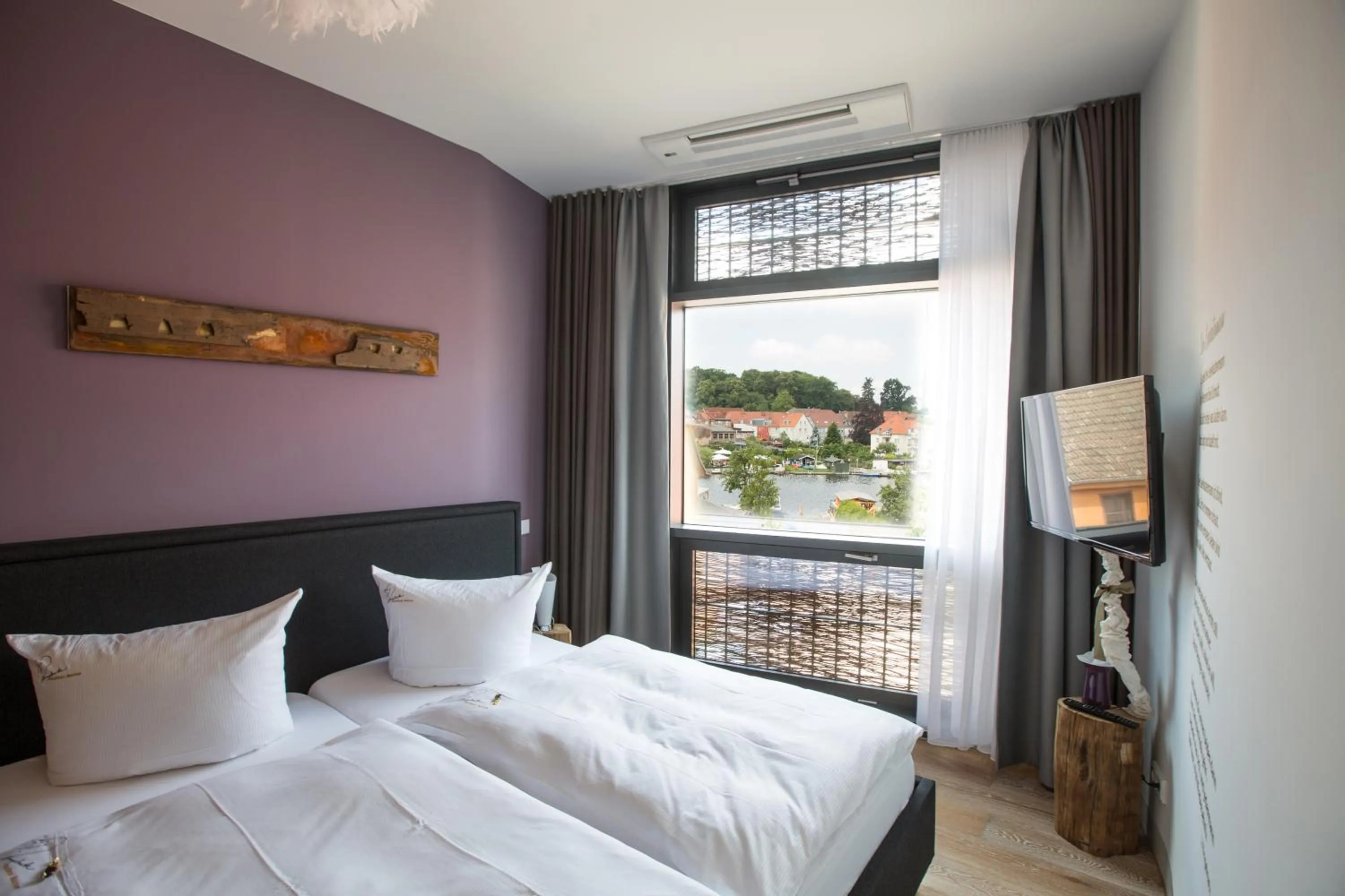 Lake view, Bed in Ringelnatz Inselhotel