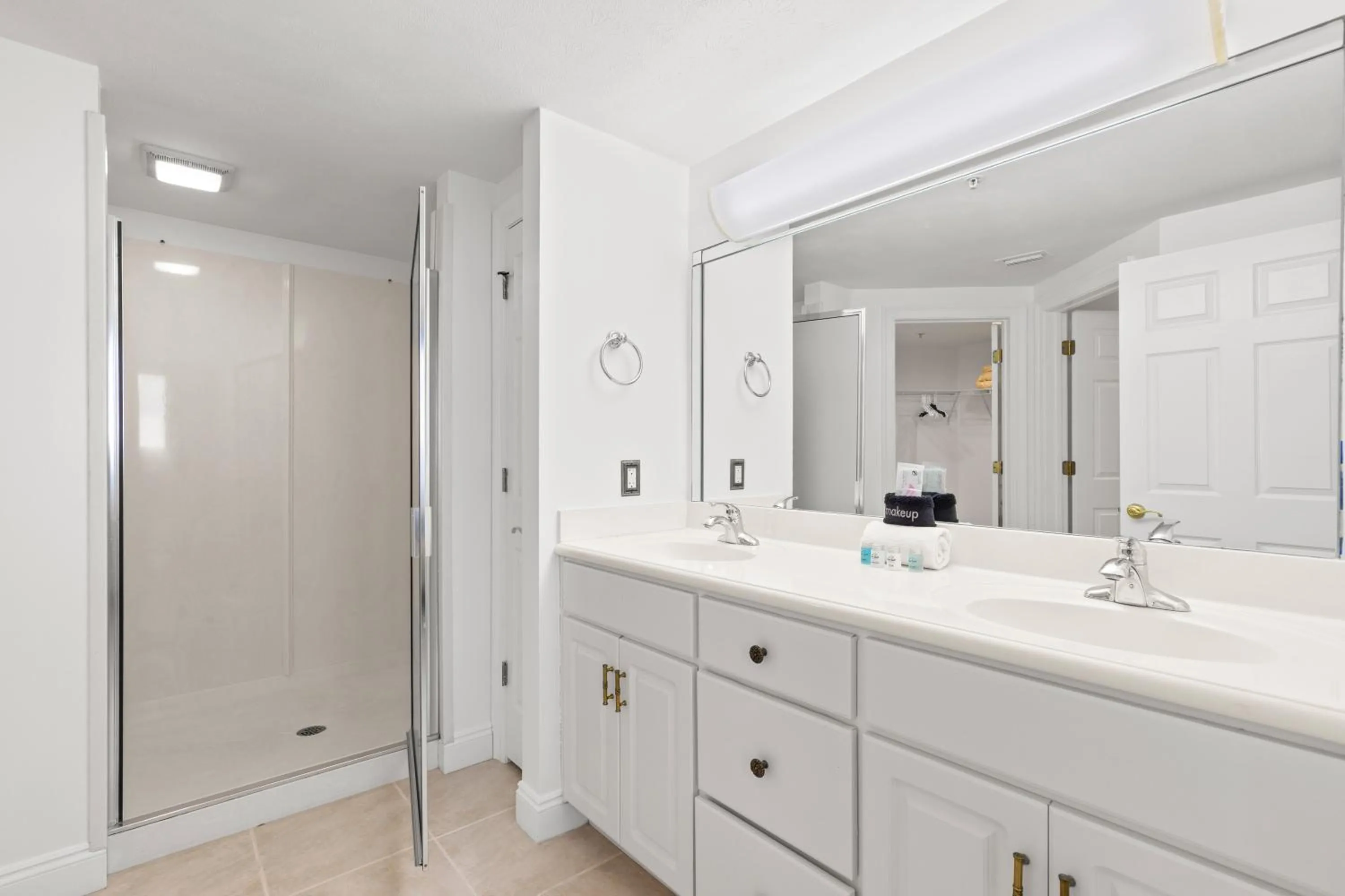 Bathroom in Treasure Shores–3BR Beachfront Corner Unit sleeps 8 with Stunning Gulf Views!