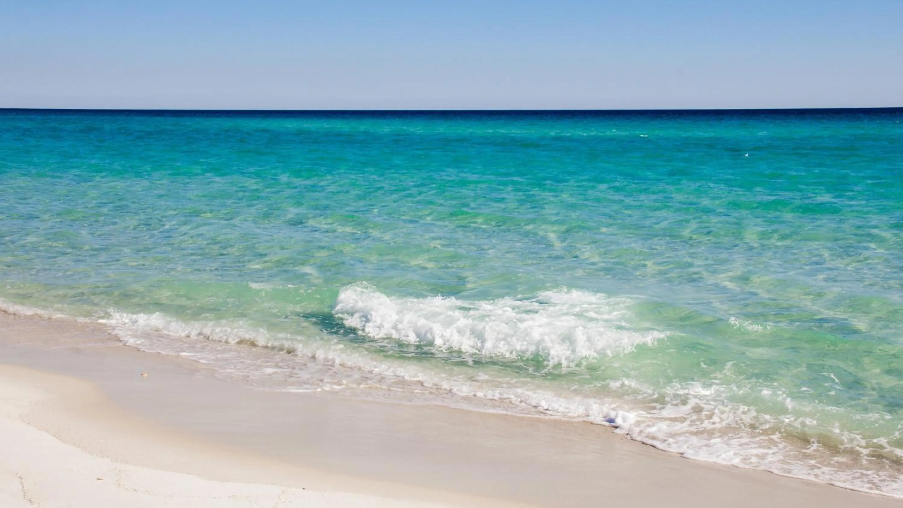 Beach in Treasure Shores–3BR Beachfront Corner Unit sleeps 8 with Stunning Gulf Views!