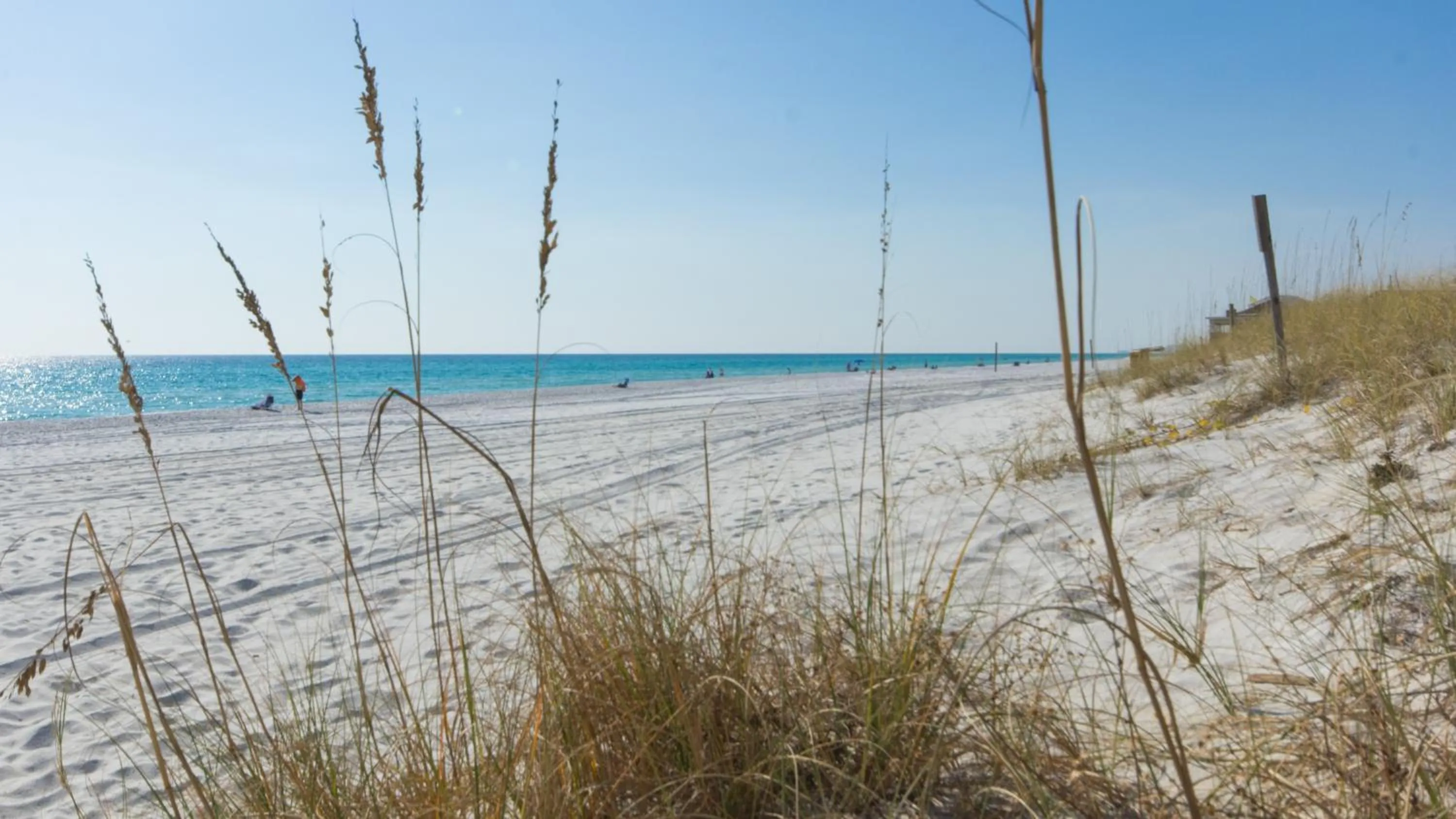 Beach in Treasure Shores–3BR Beachfront Corner Unit sleeps 8 with Stunning Gulf Views!