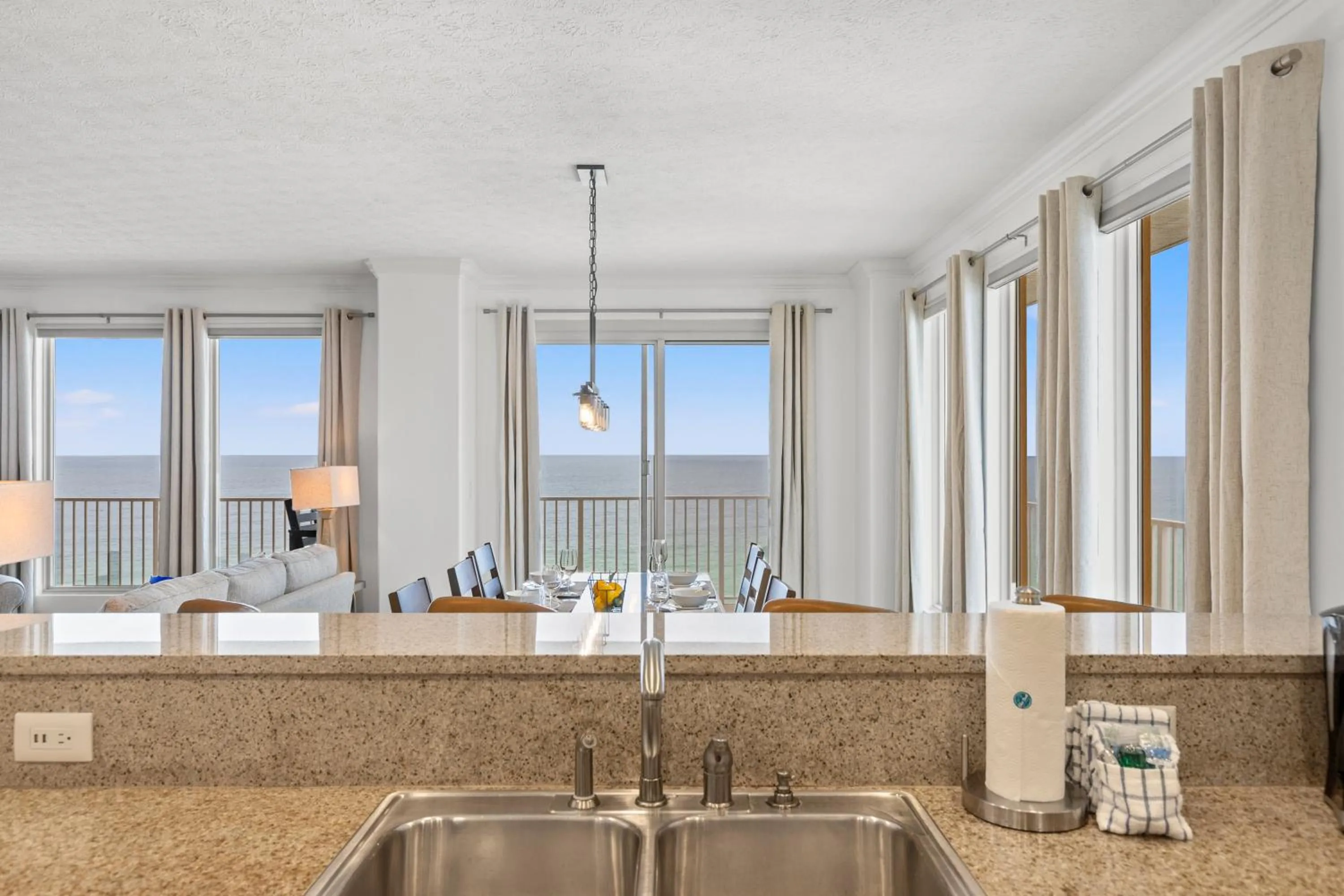 Kitchen or kitchenette in Treasure Shores–3BR Beachfront Corner Unit sleeps 8 with Stunning Gulf Views!