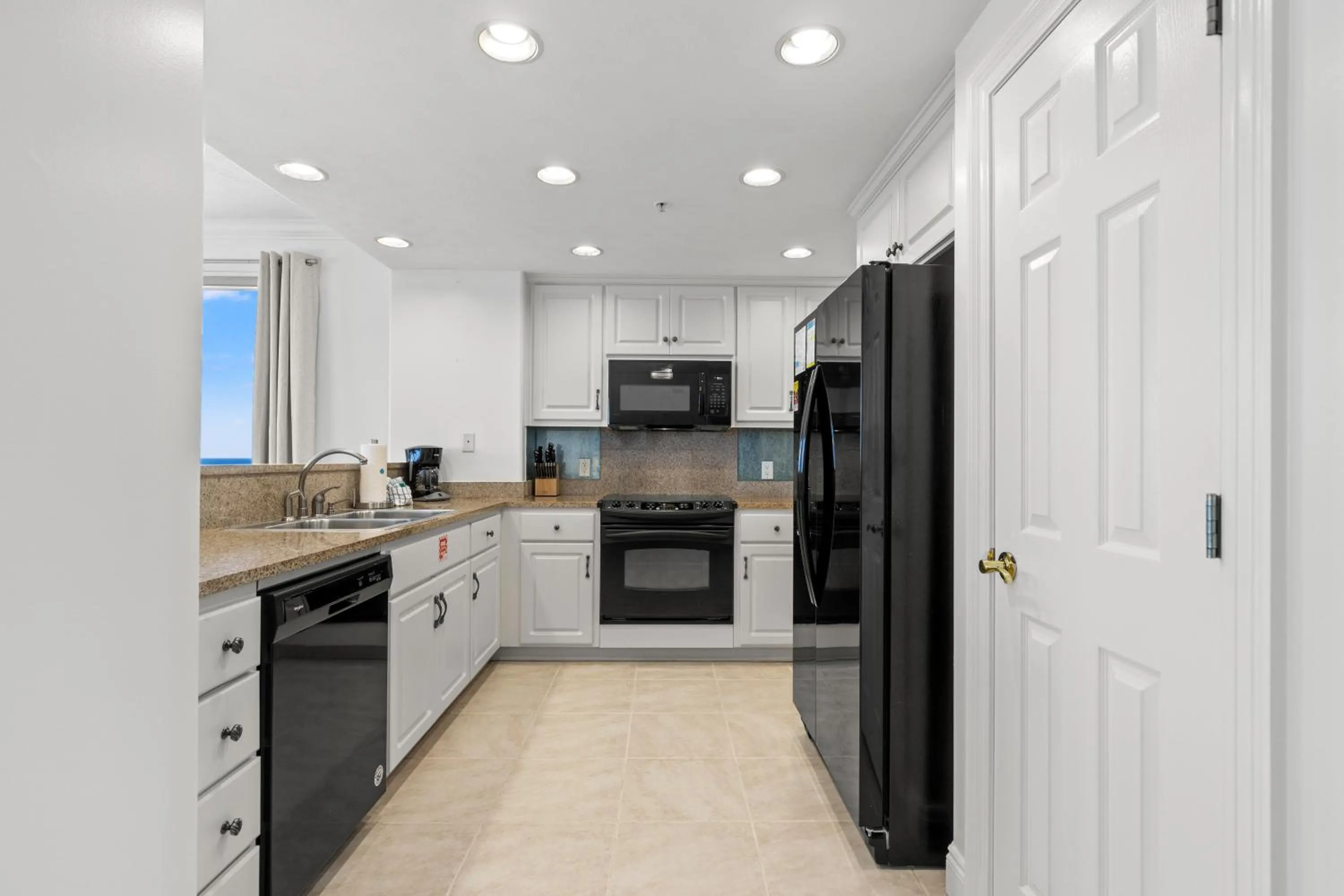 Treasure Shores–3BR Beachfront Corner Unit sleeps 8 with Stunning Gulf Views!