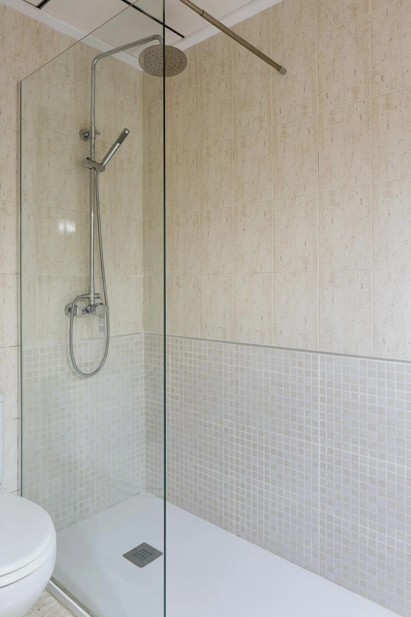Shower in Hotel Alamo