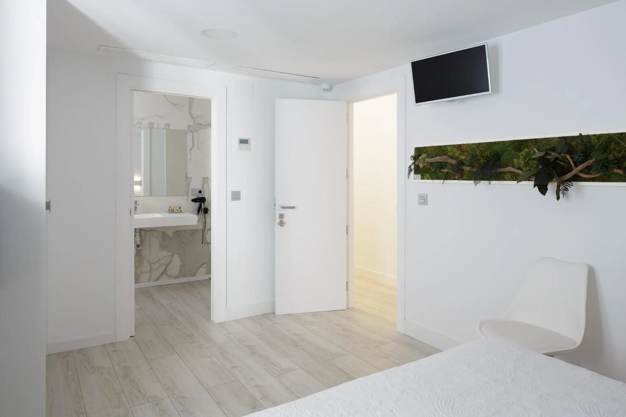Bathroom, Bed in Hotel Alamo