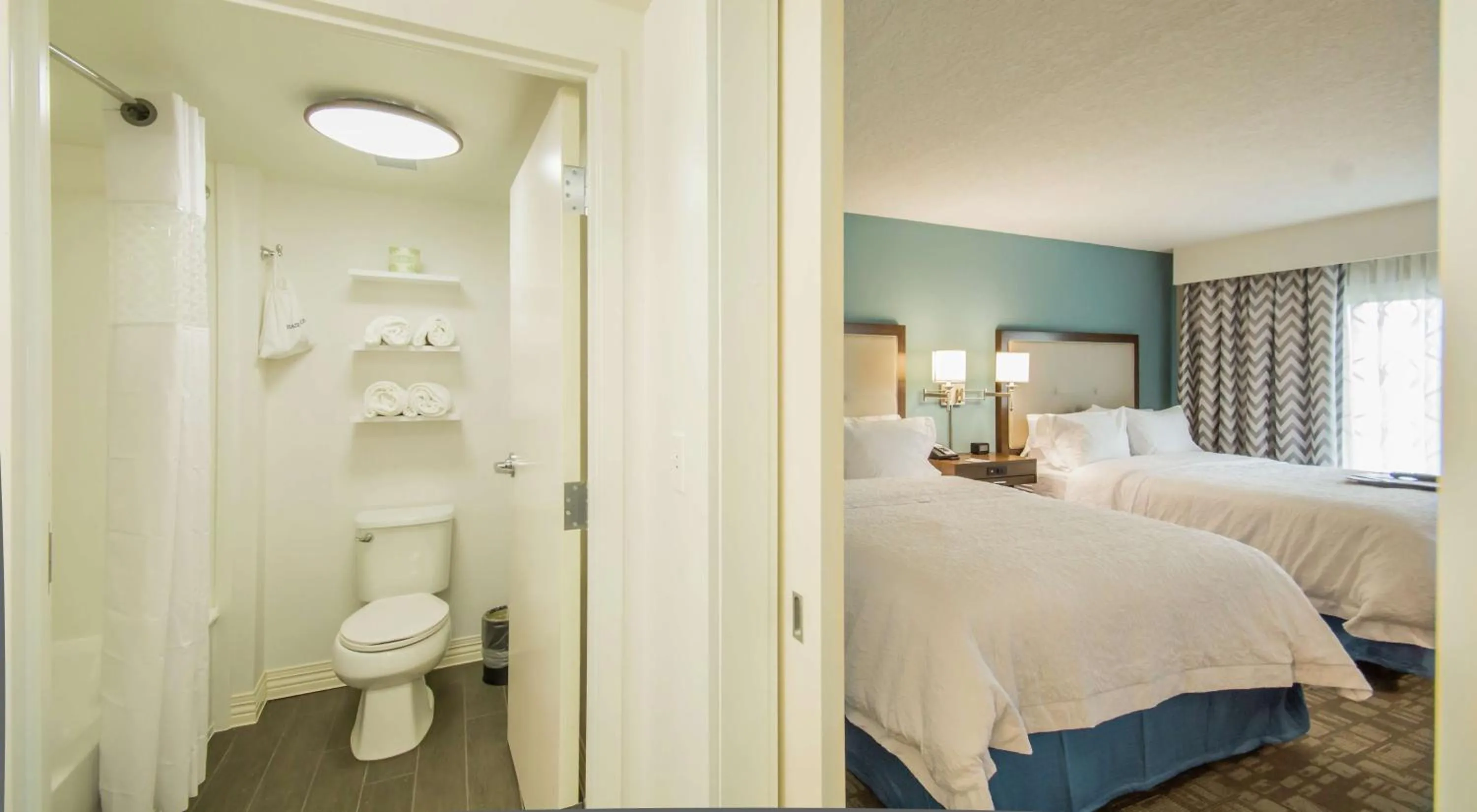 Bathroom, Bed in Hampton Inn & Suites Orlando near SeaWorld