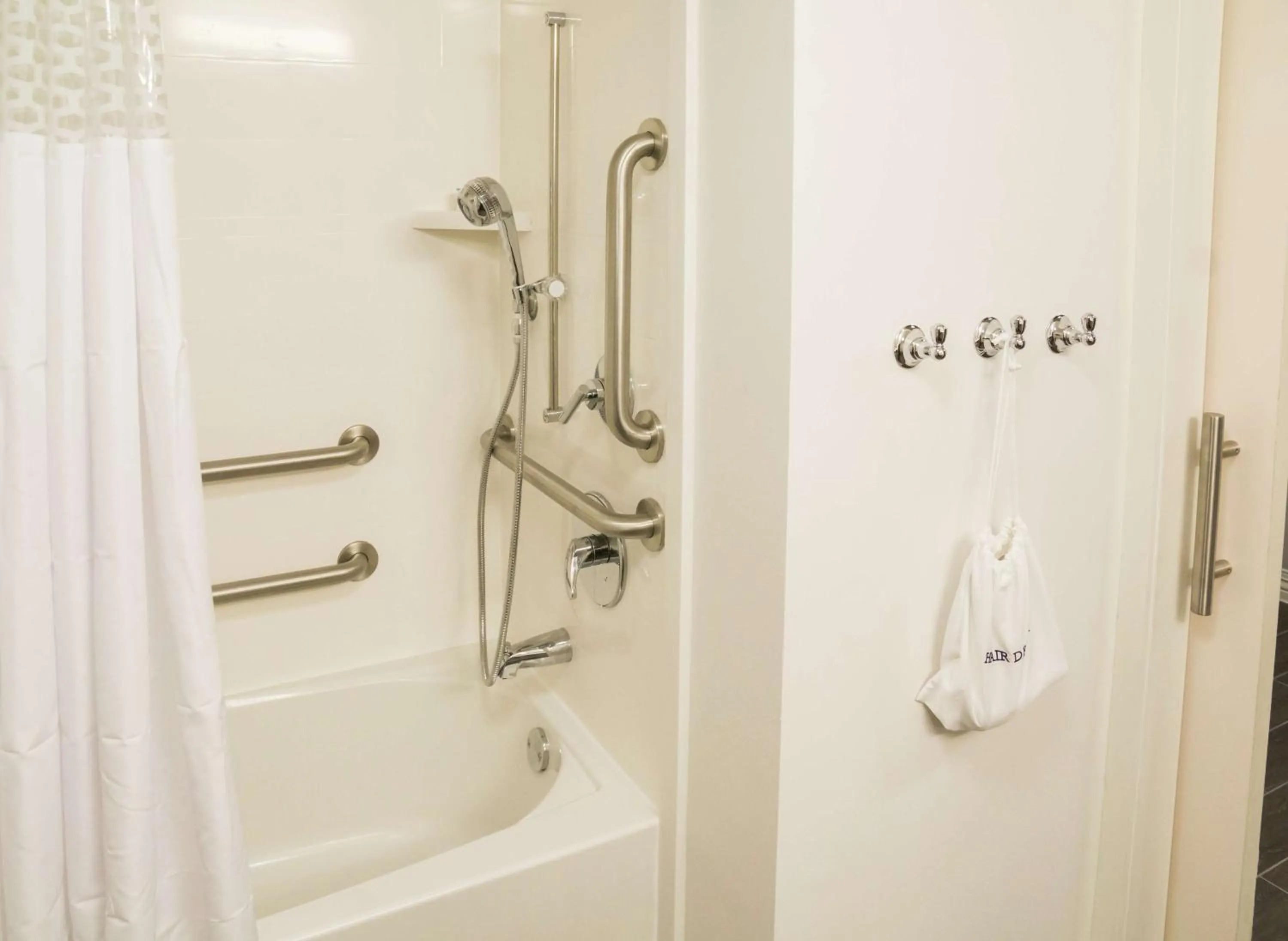 Bathroom in Hampton Inn & Suites Orlando near SeaWorld