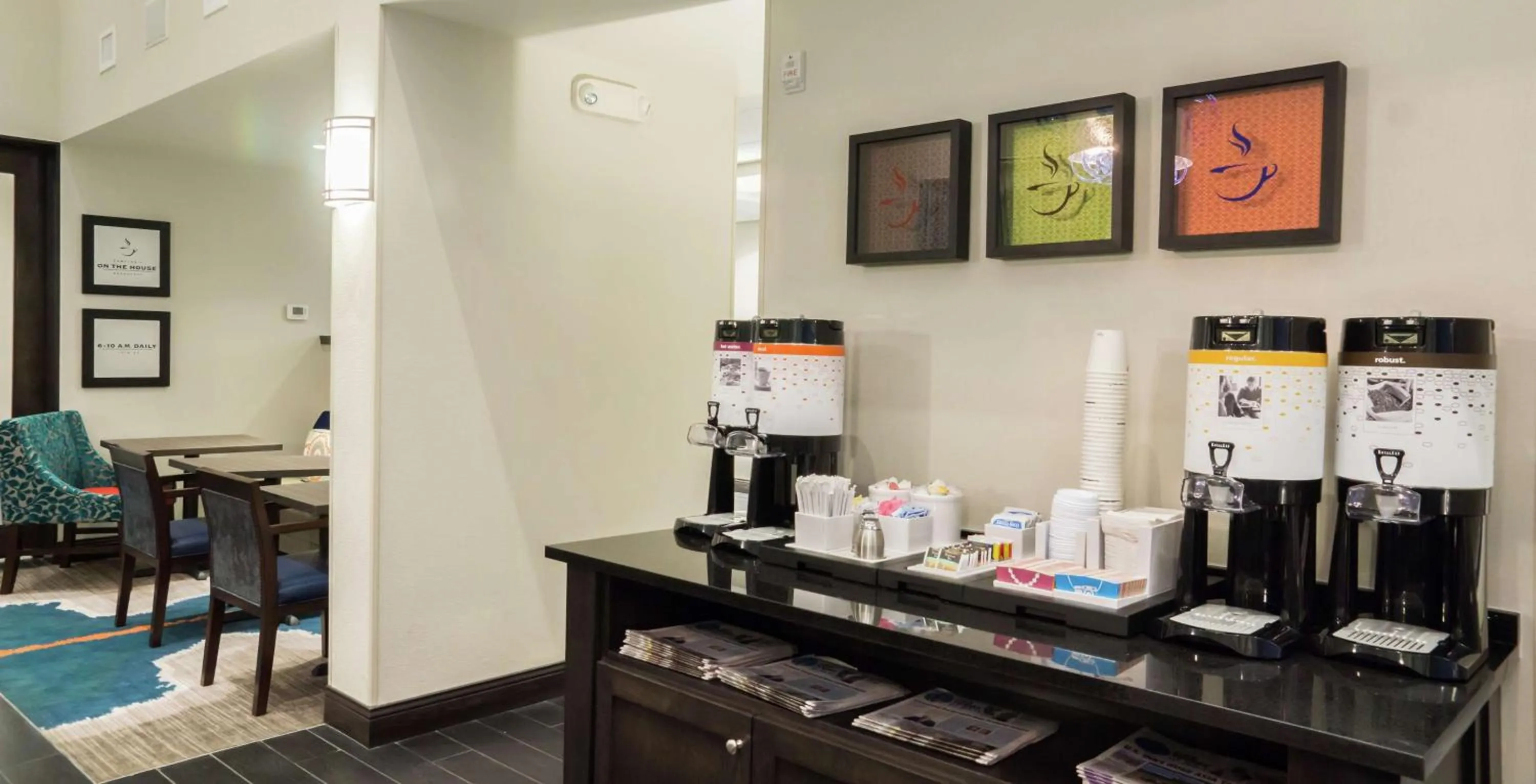 Dining area in Hampton Inn & Suites Orlando near SeaWorld