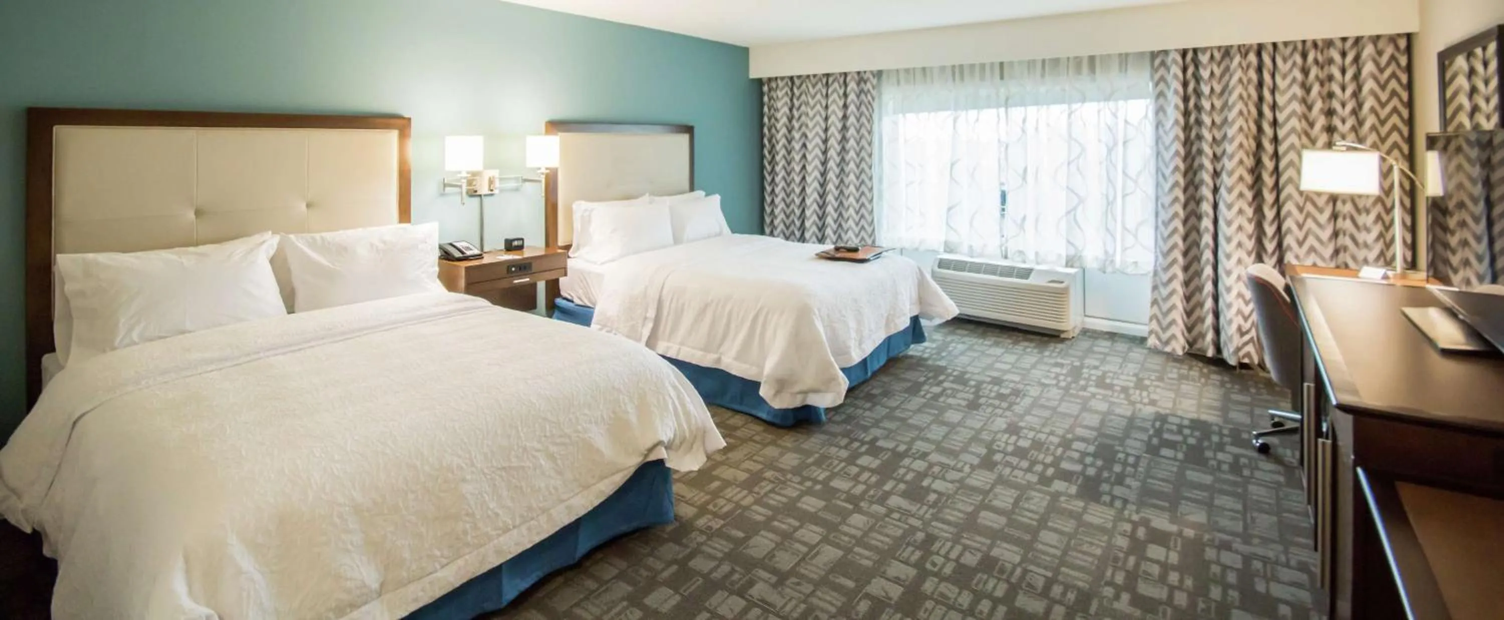 Bedroom, Bed in Hampton Inn & Suites Orlando near SeaWorld