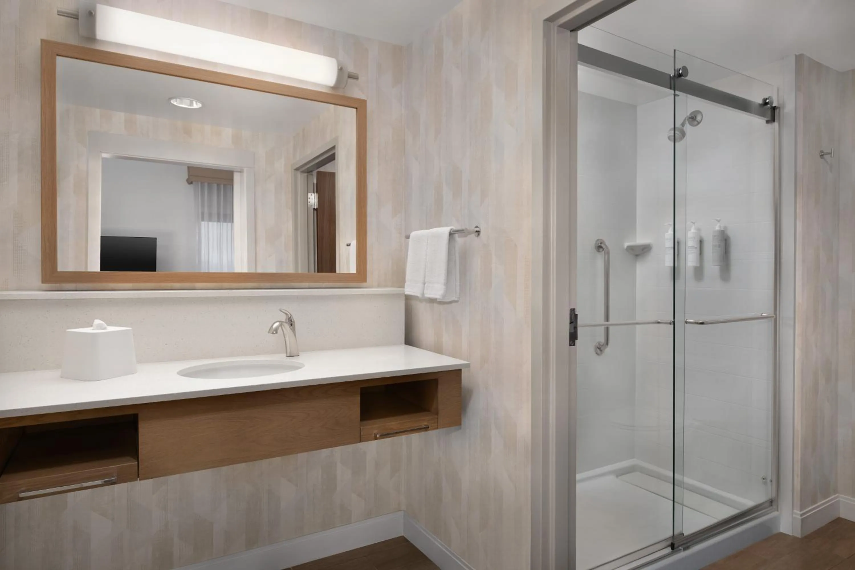 Shower in Hampton Inn & Suites Baltimore North/Timonium, MD