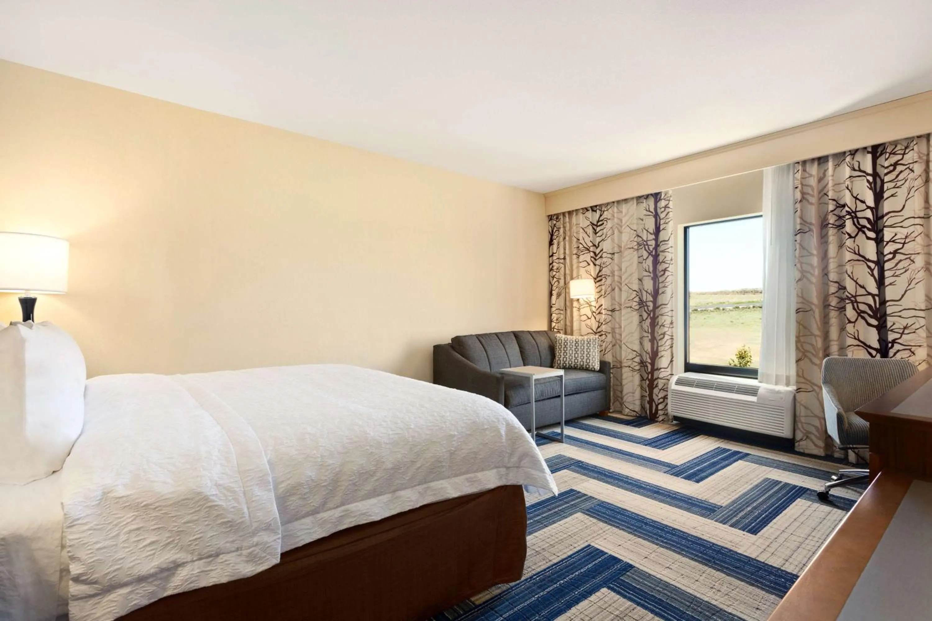 Bed in Hampton Inn by Hilton Kennewick at Southridge