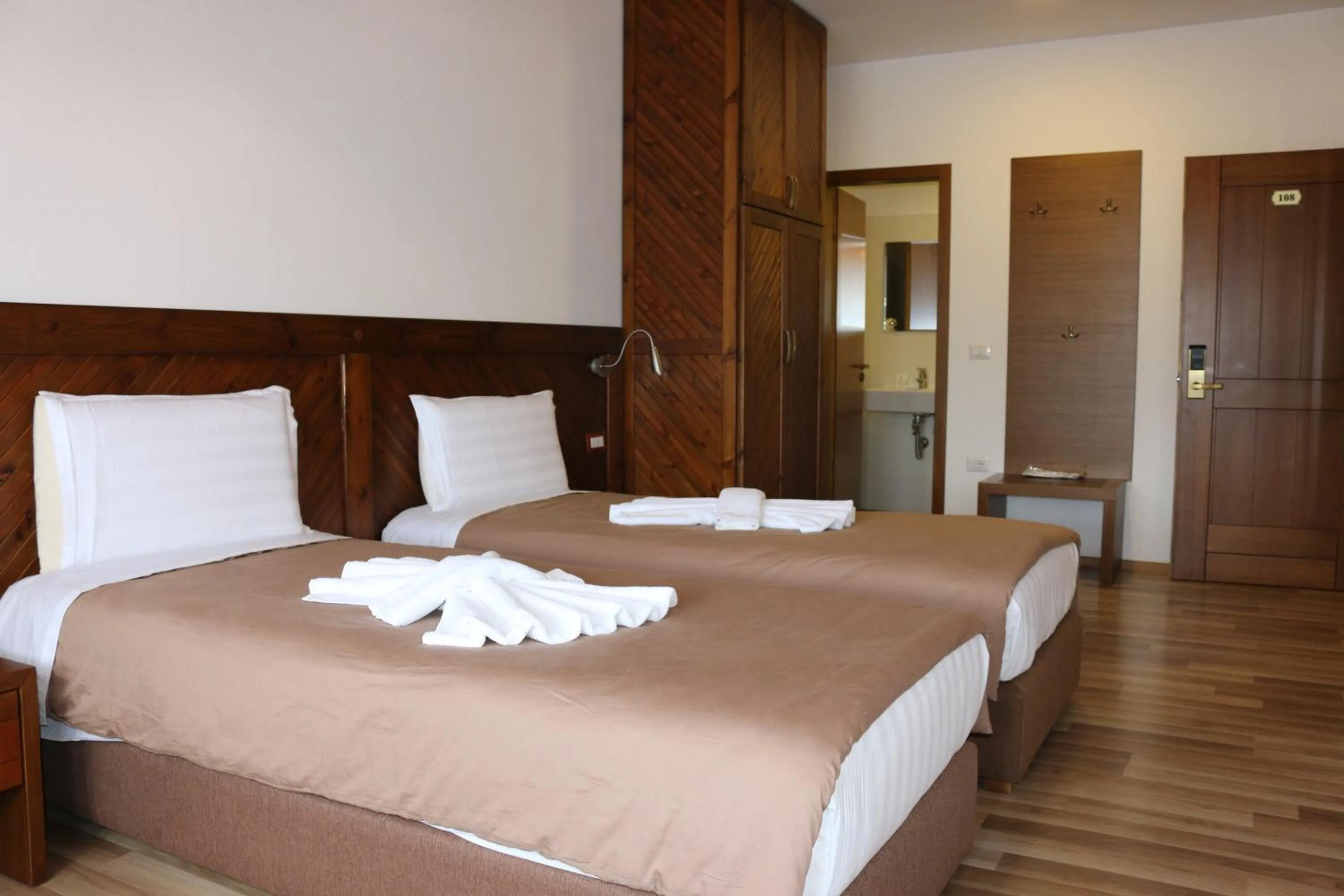 Bathroom, Bed in Hotel Kodra