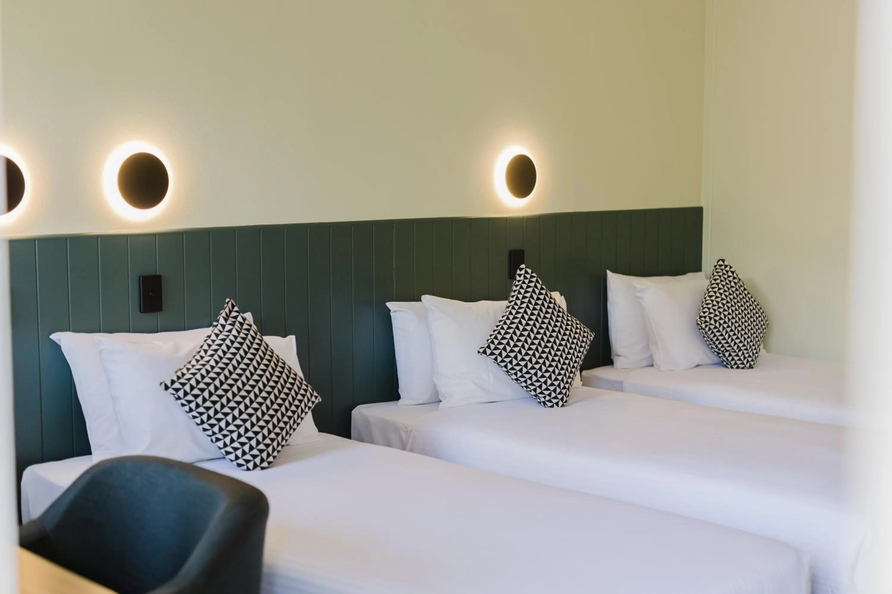 Photo of the whole room, Bed in The Heritage Darwin