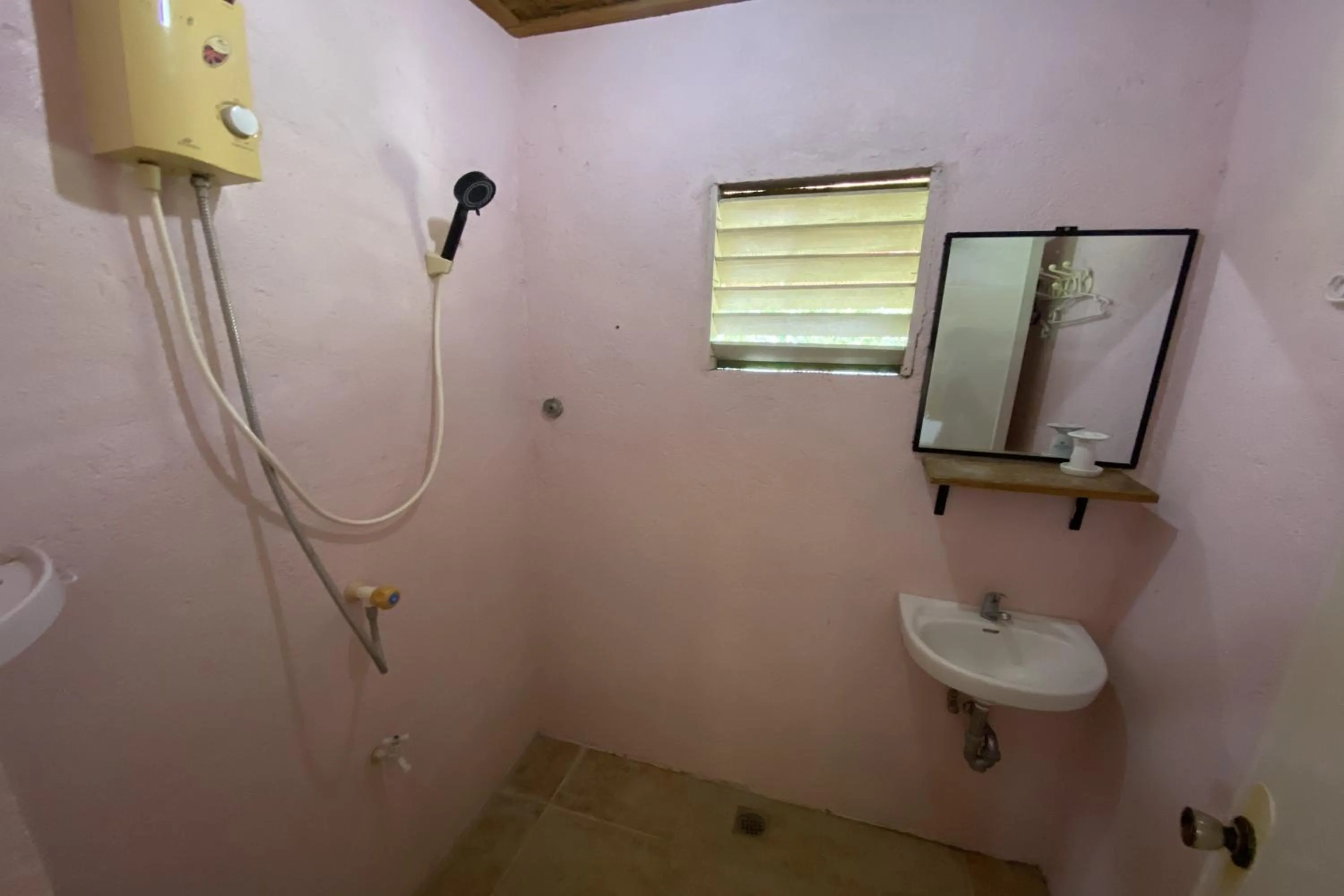 Shower in D & A Seaside Cottages