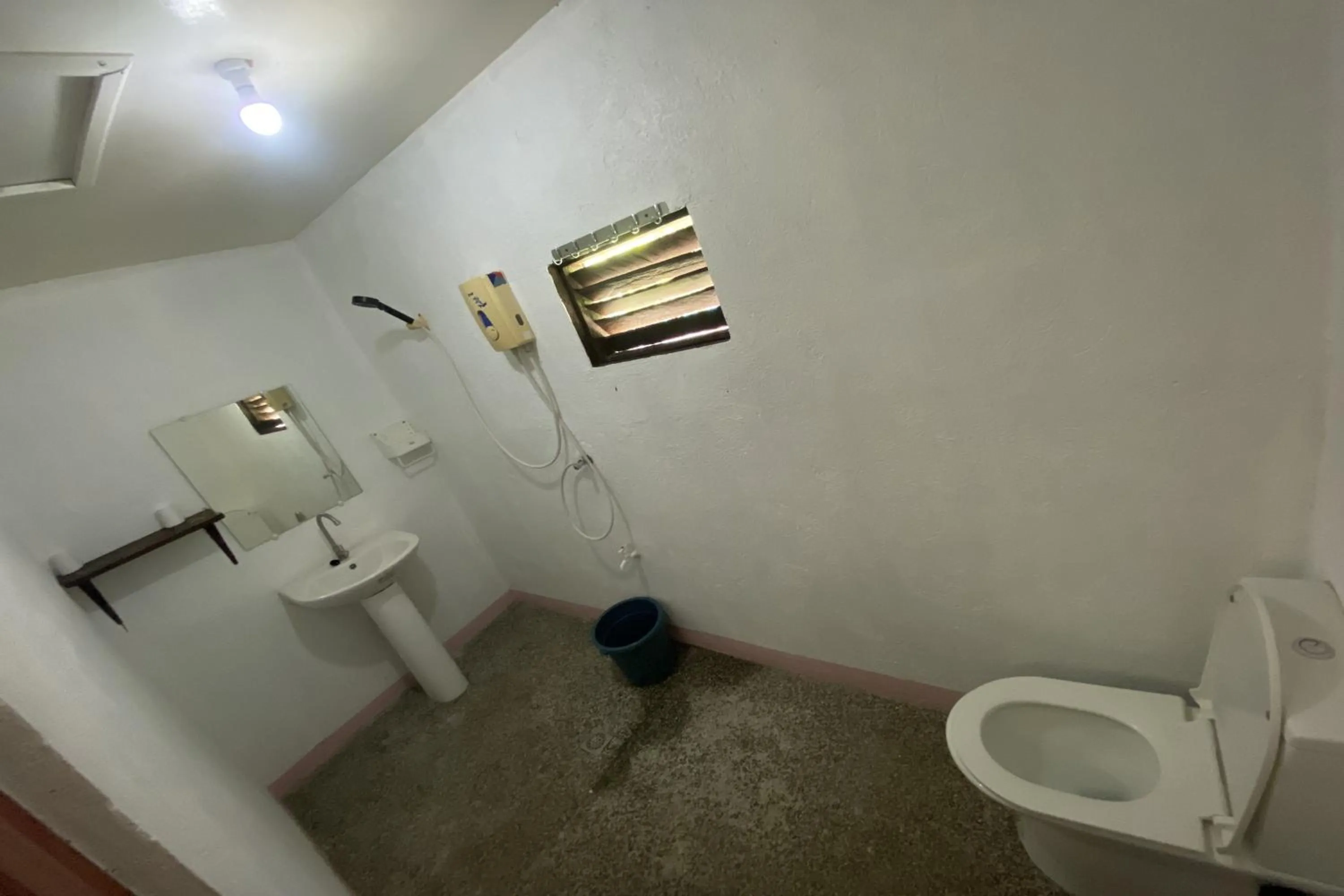 Toilet in D & A Seaside Cottages