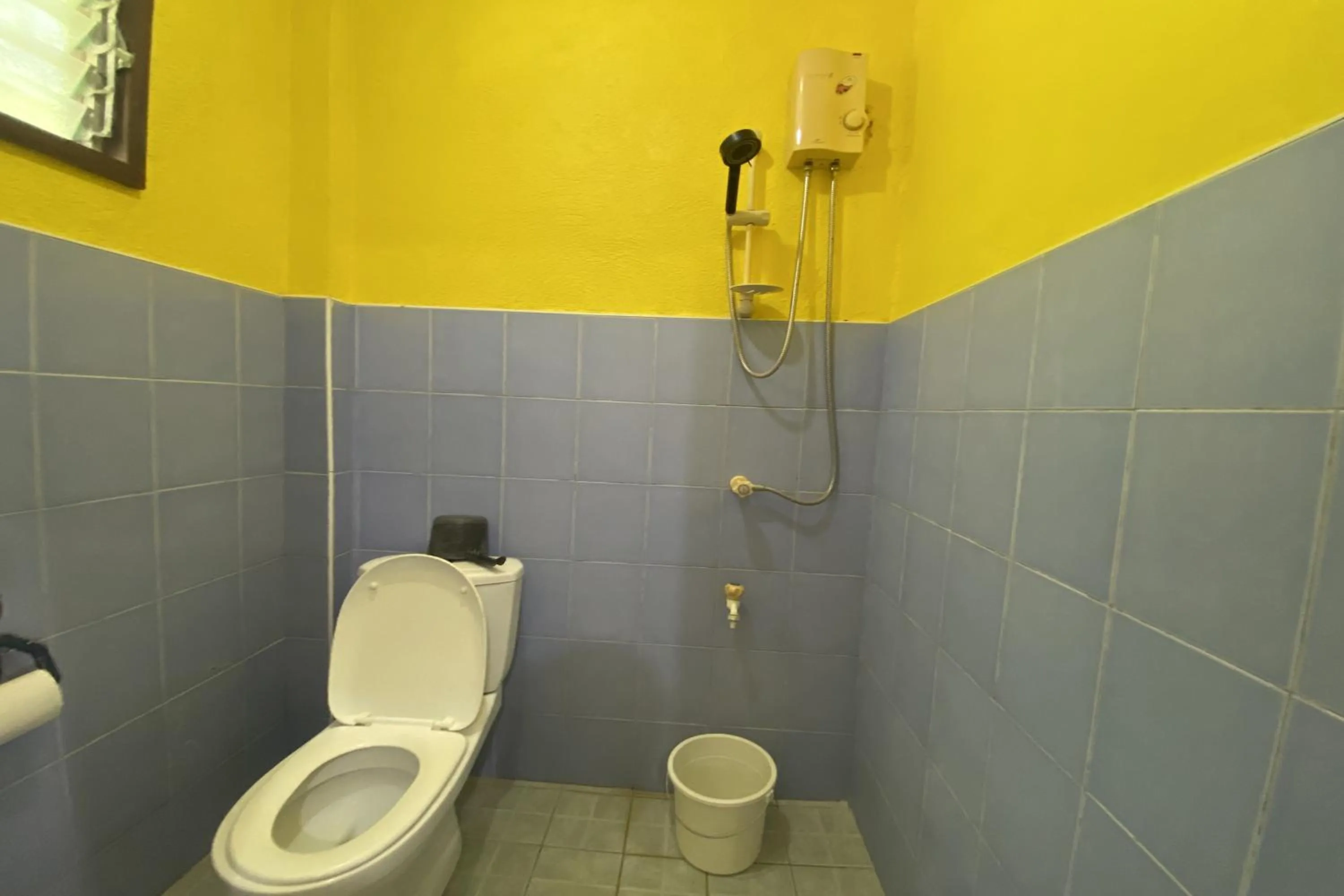 Shower in D & A Seaside Cottages