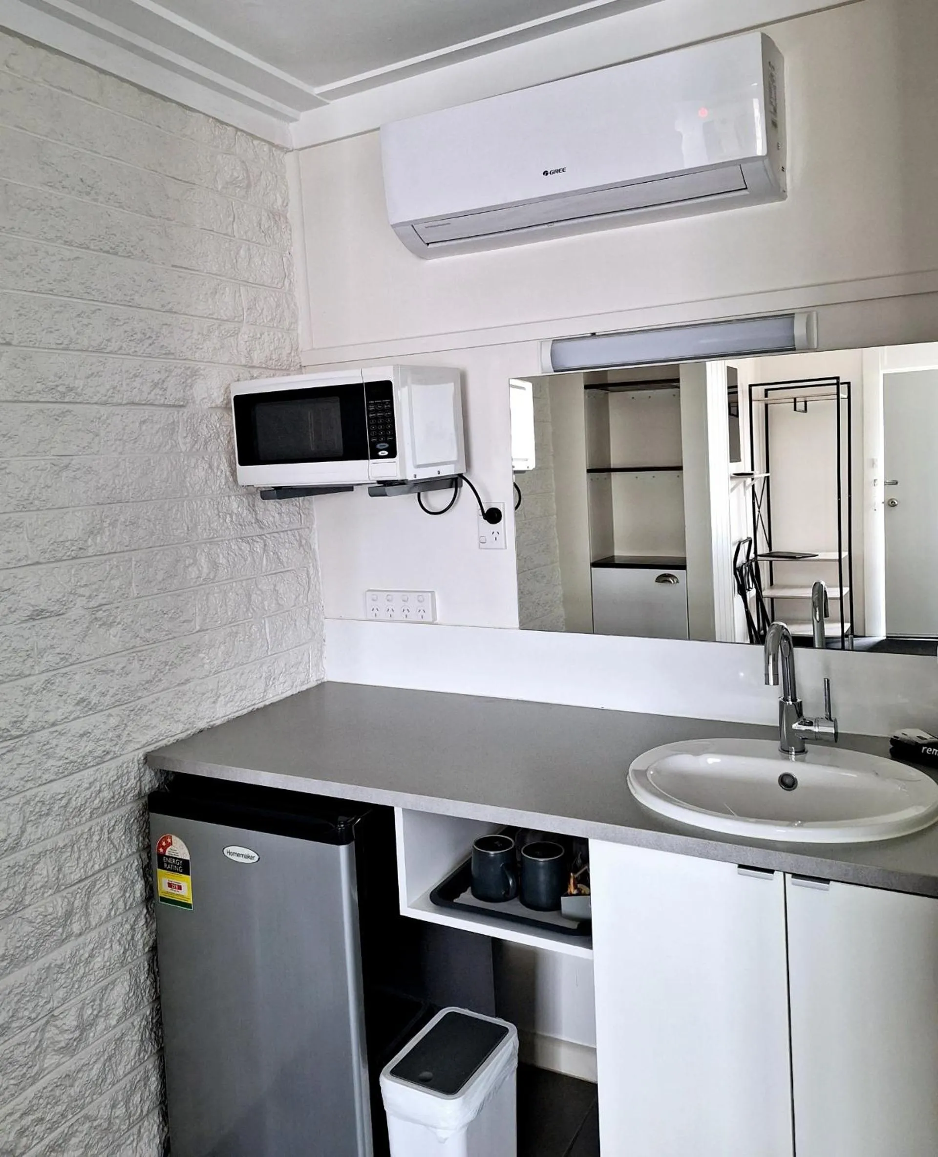 Kitchen or kitchenette in Motel Yarrawonga