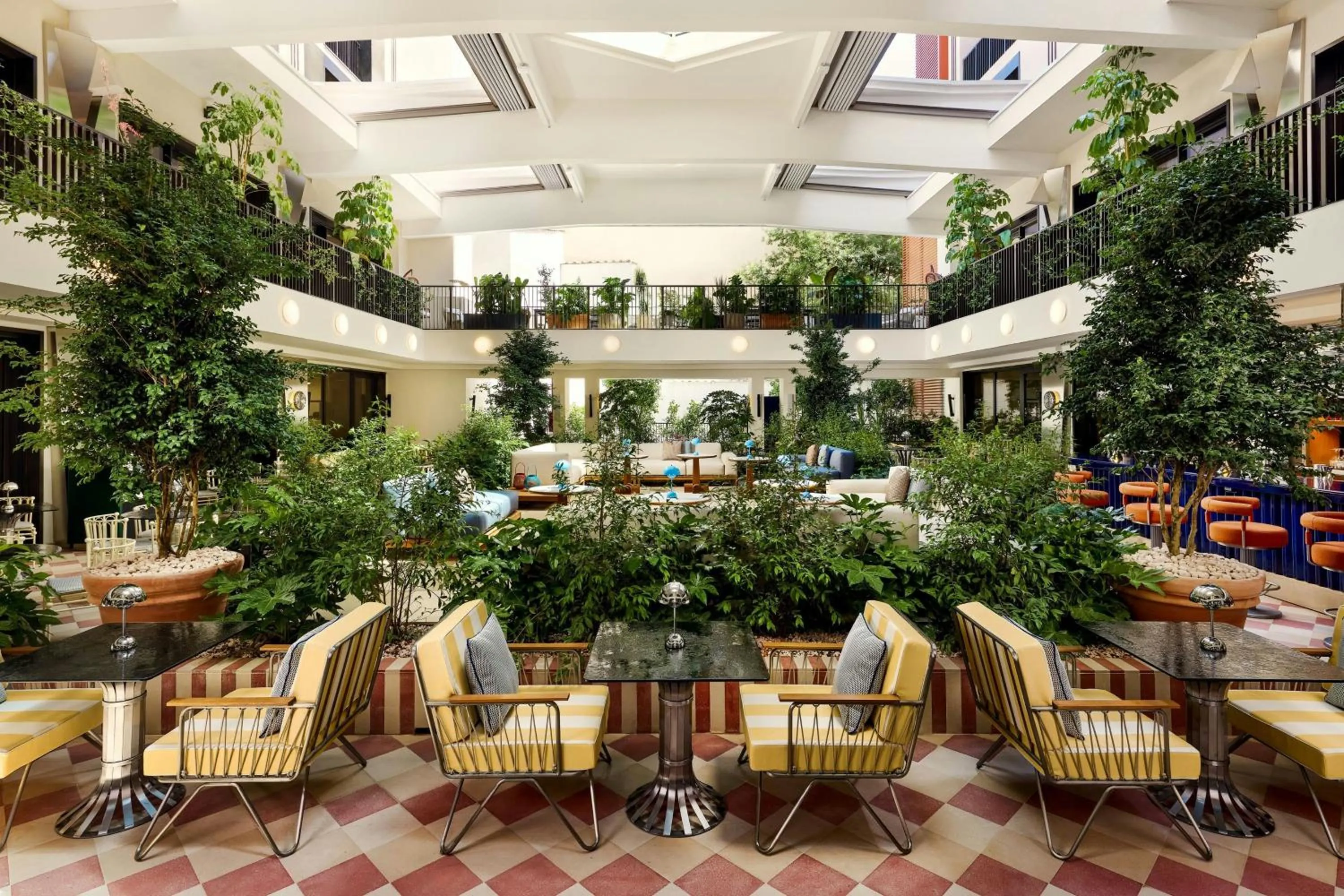 Lounge or bar in W Florence