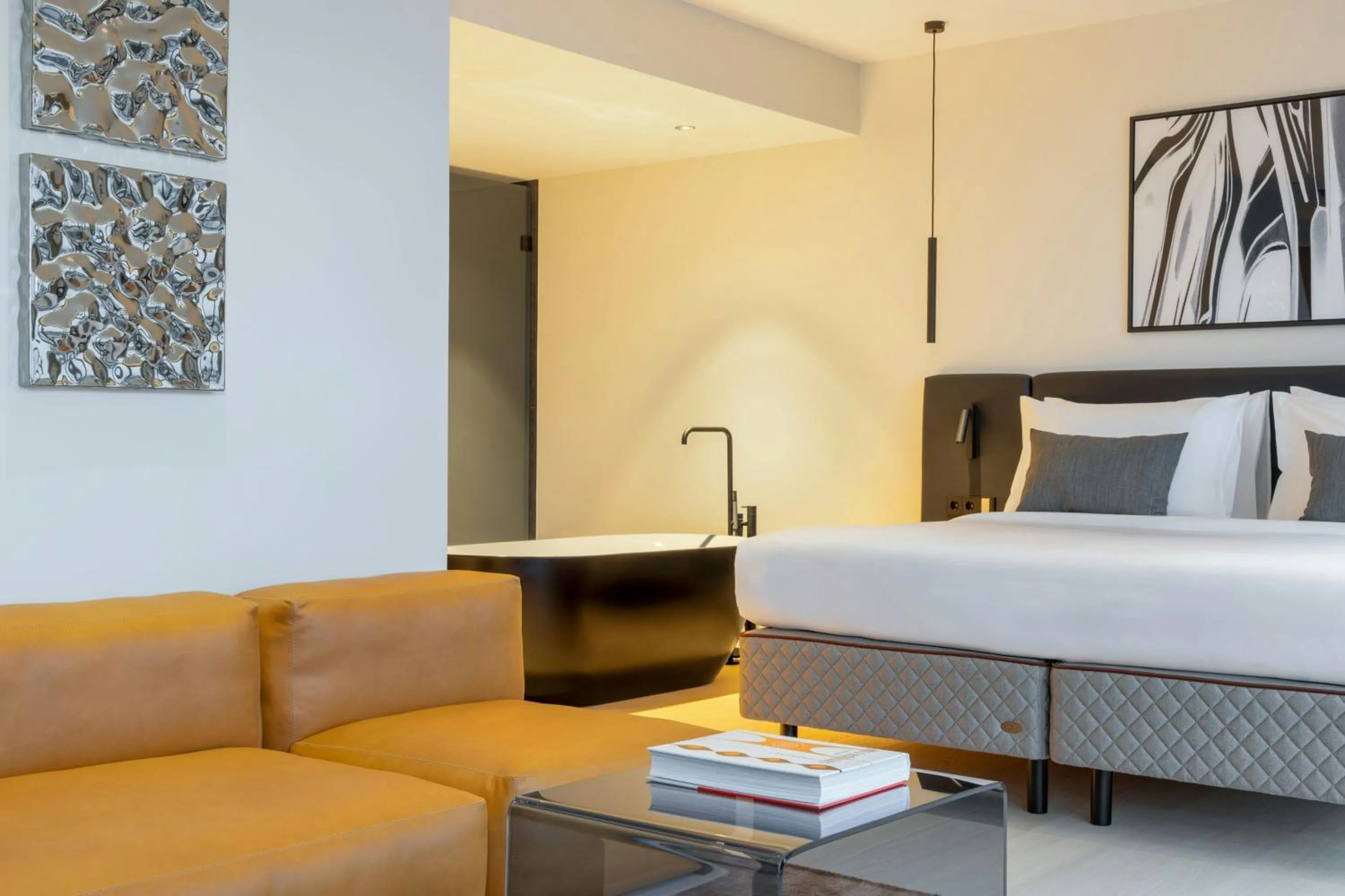 Photo of the whole room, Bed in DAS AFFALTERBACH, Stuttgart, Autograph Collection