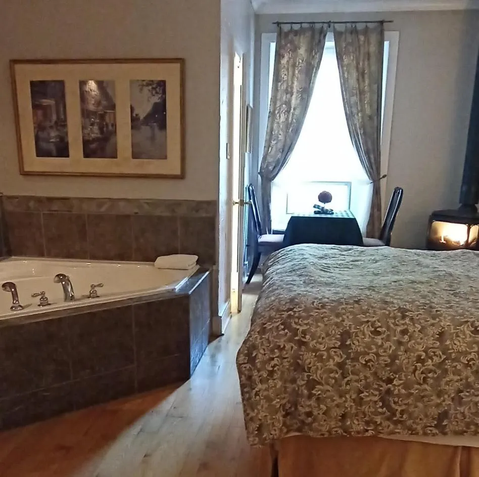 Seating area, Bed in The Breadalbane Inn