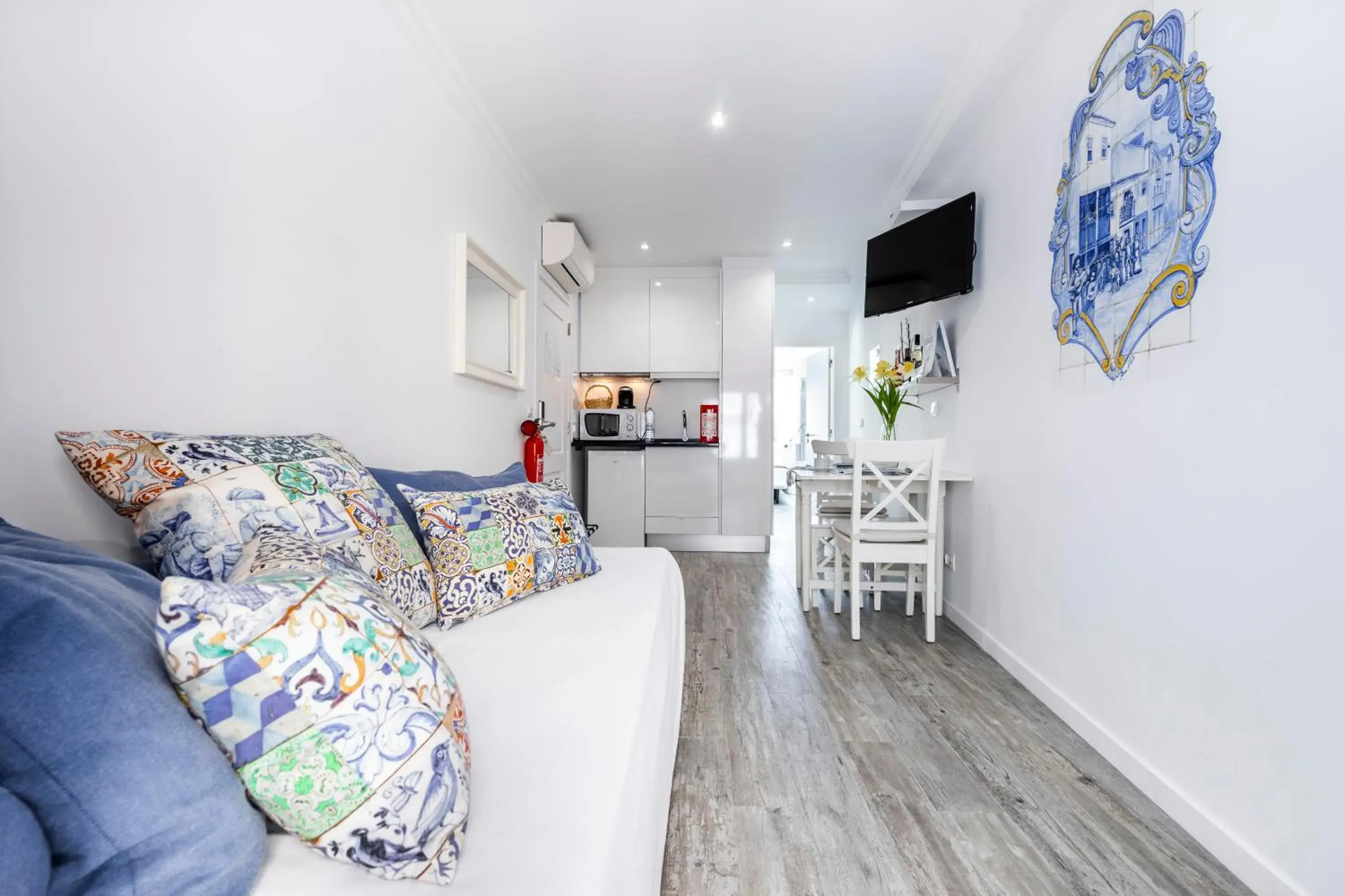 One-Bedroom Apartment with Balcony in Castle Inn Lisbon Apartments One-Bedroom Apartment with Balcony in Castle Inn Lisbon Apartments