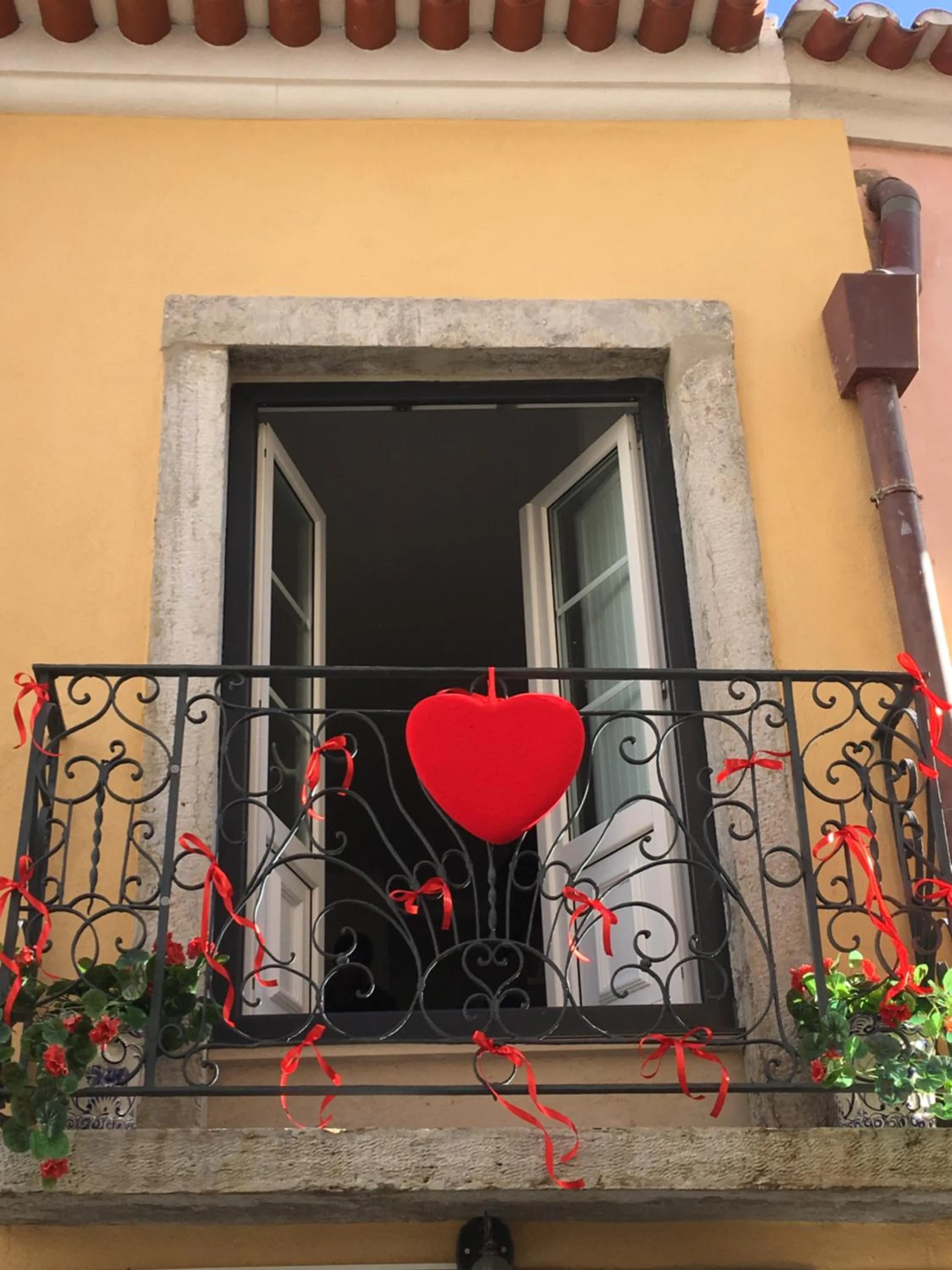 Property building in Castle Inn Lisbon Apartments