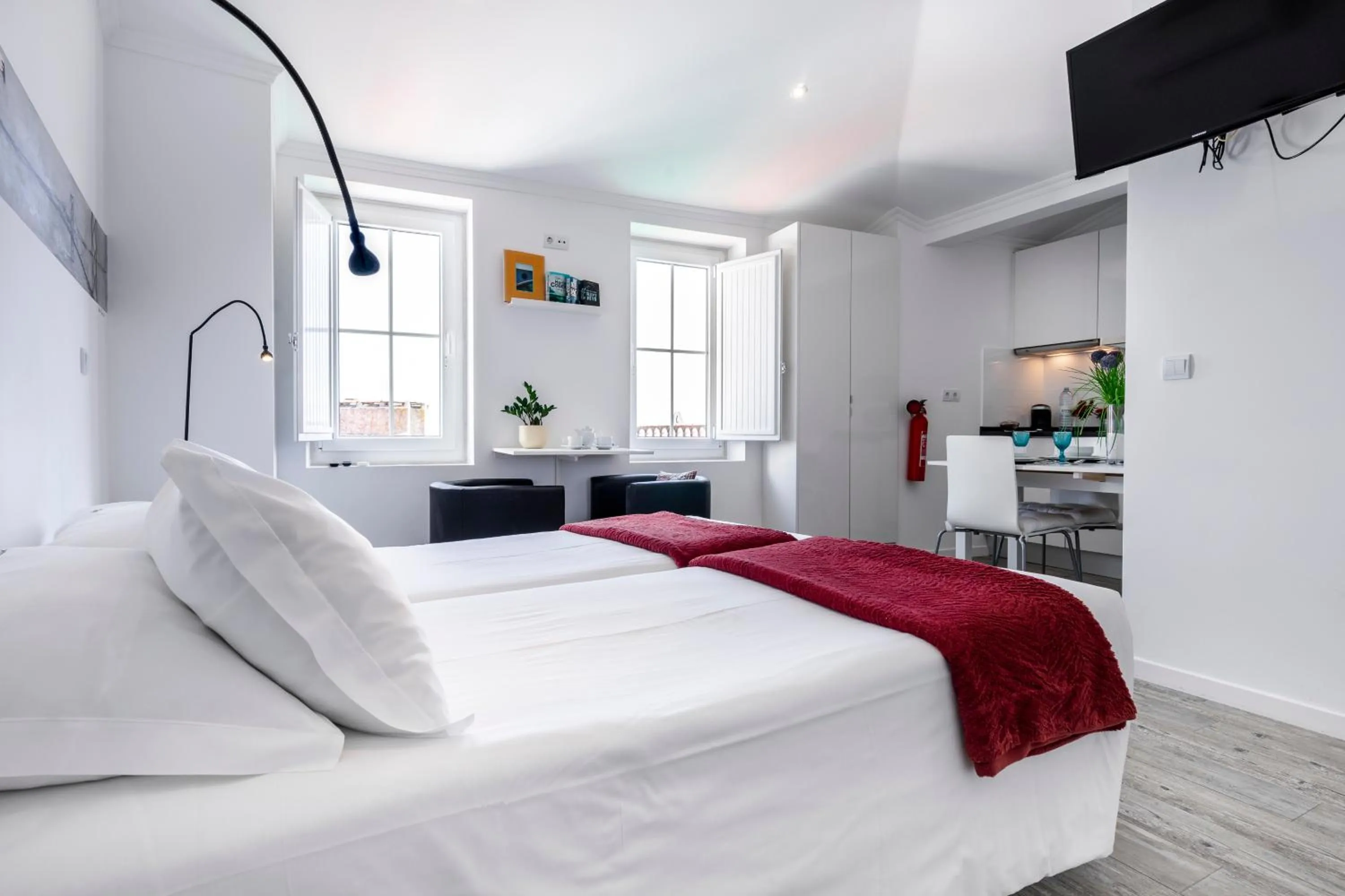 Photo of the whole room, Bed in Castle Inn Lisbon Apartments