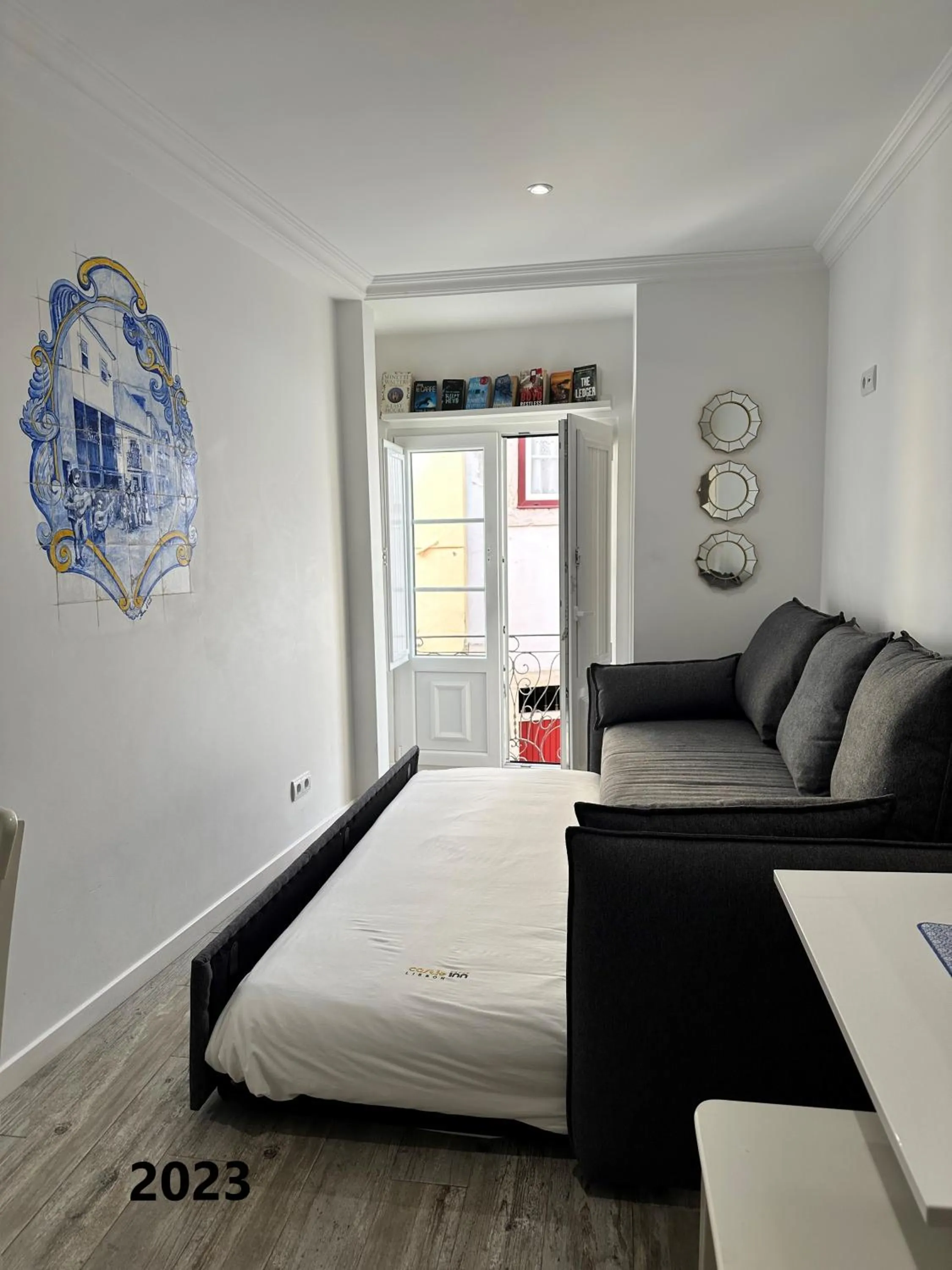 Communal lounge/ TV room, Bed in Castle Inn Lisbon Apartments