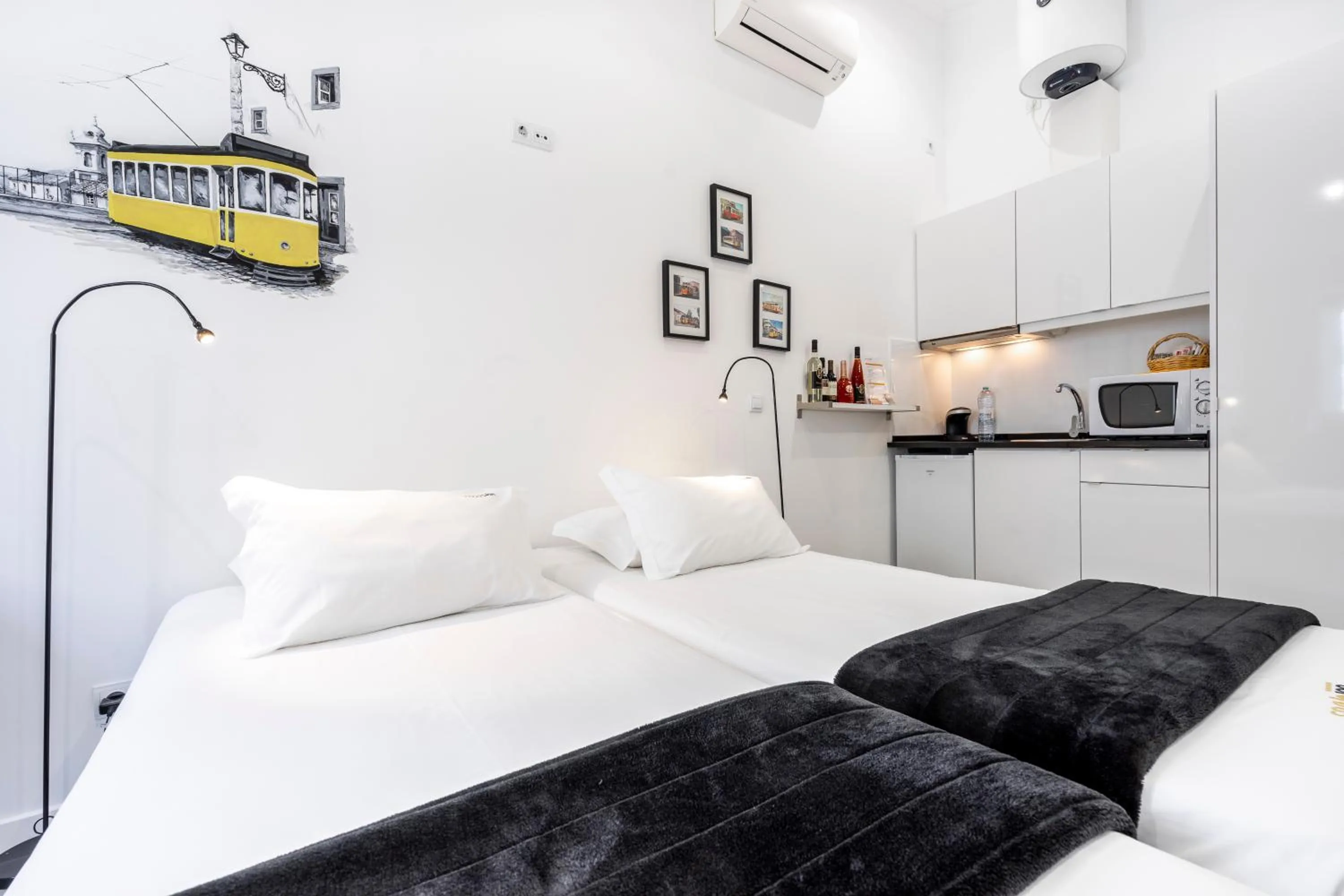 Kitchen or kitchenette, Bed in Castle Inn Lisbon Apartments