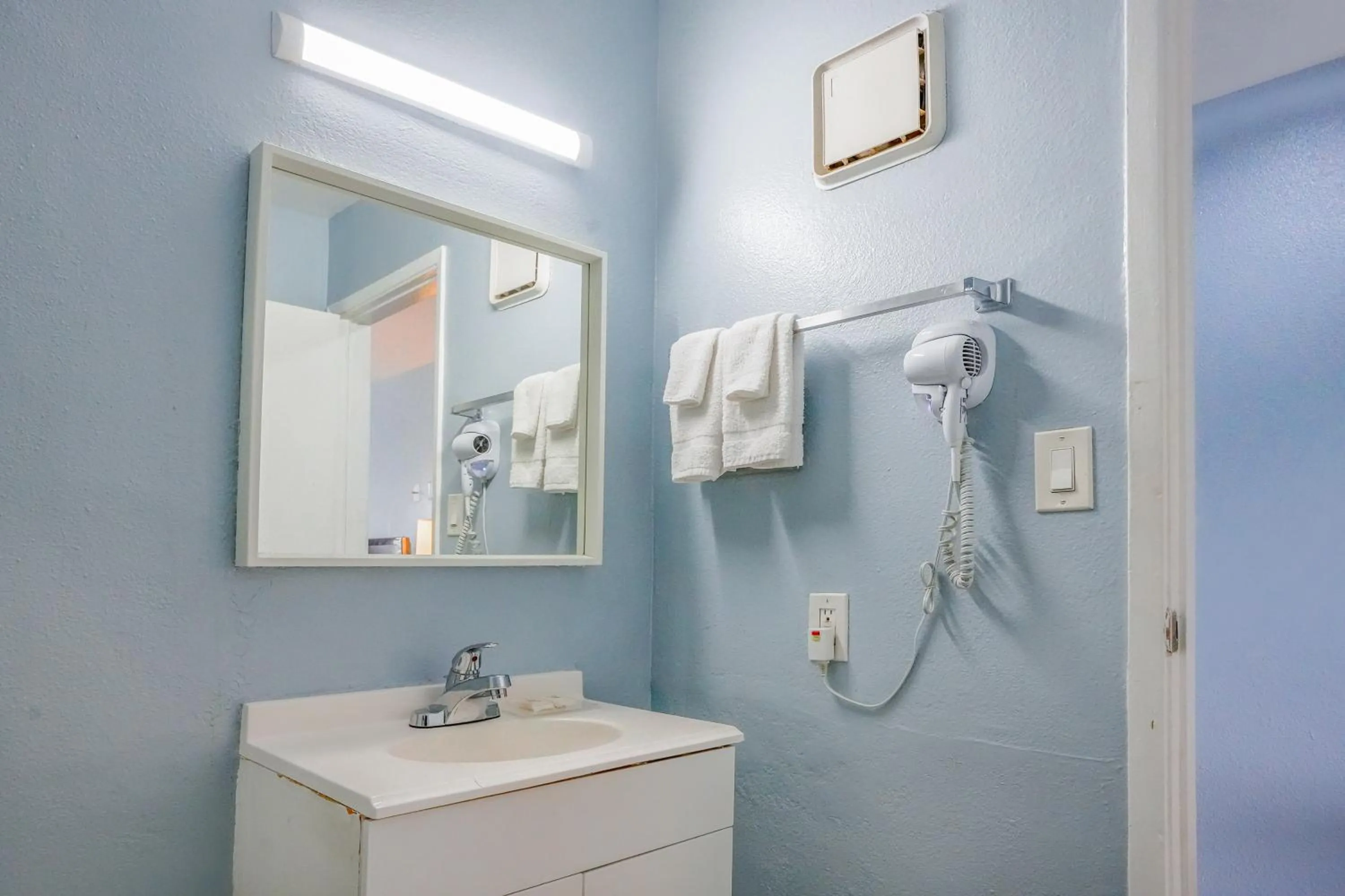 Bathroom in Economy Inn Buttonwillow Bakersfield I-5