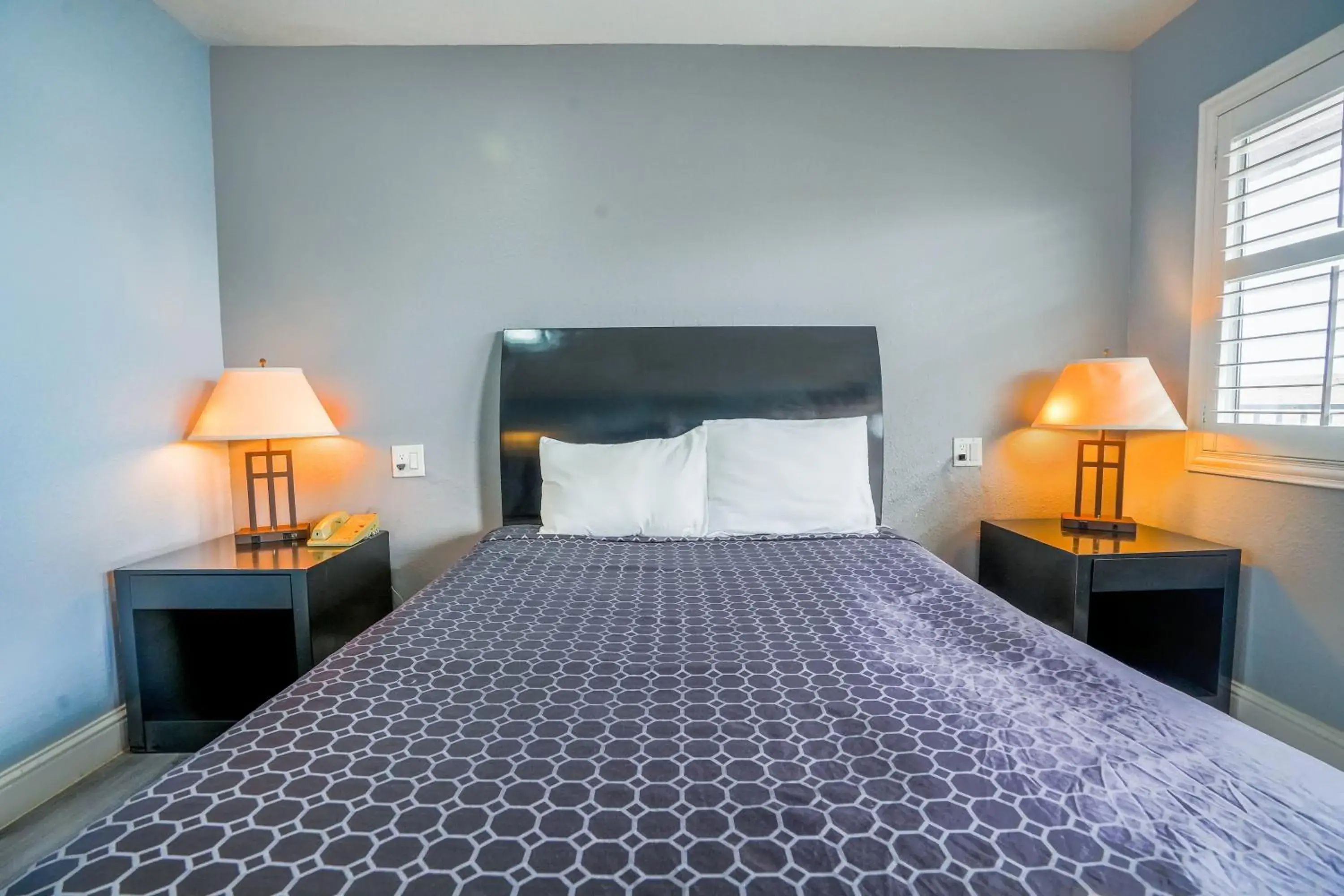 Queen Bed Non-Smoking in Economy Inn Buttonwillow Bakersfield I-5 Queen Bed Non-Smoking in Economy Inn Buttonwillow Bakersfield I-5