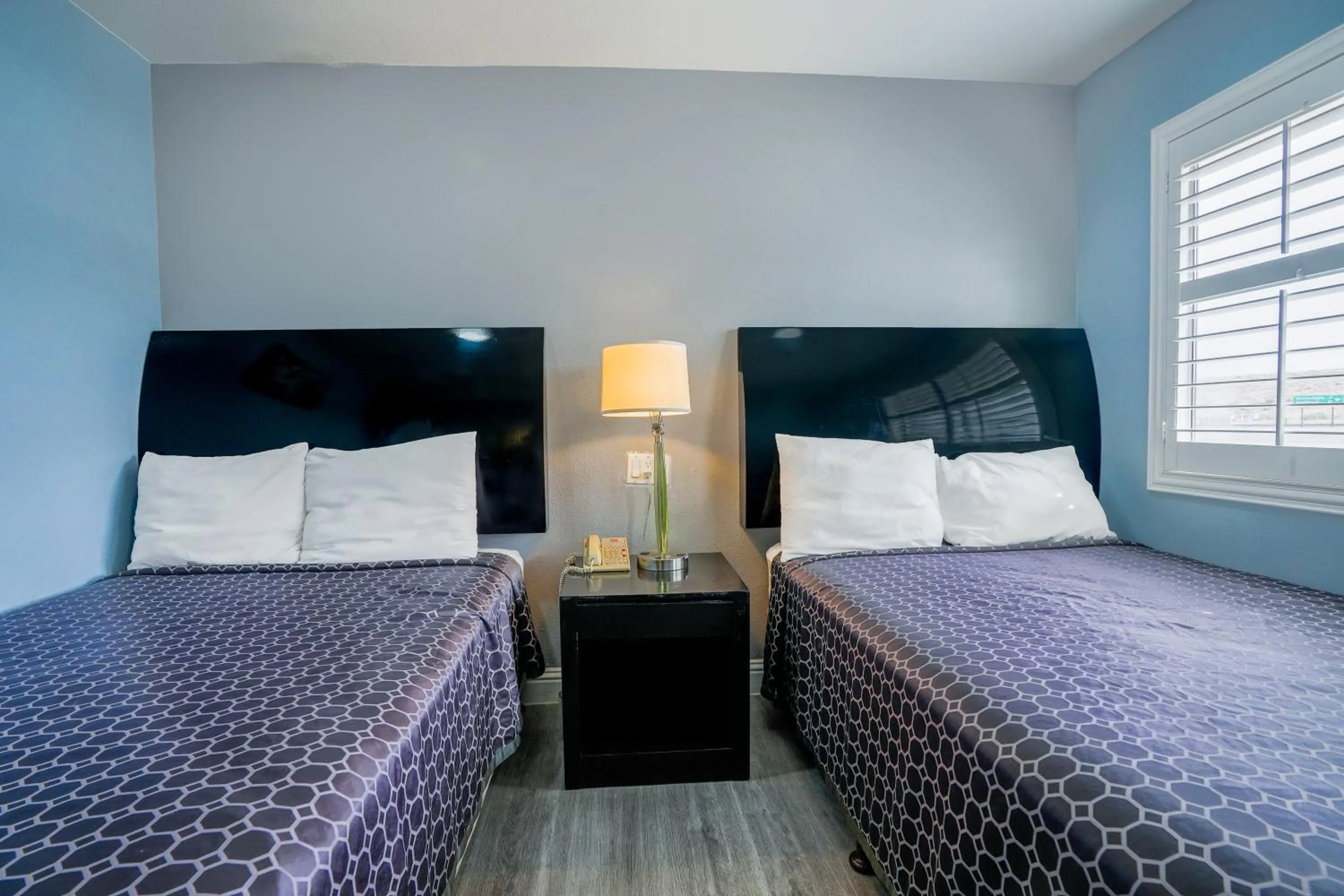 Bedroom, Bed in Economy Inn Buttonwillow Bakersfield I-5