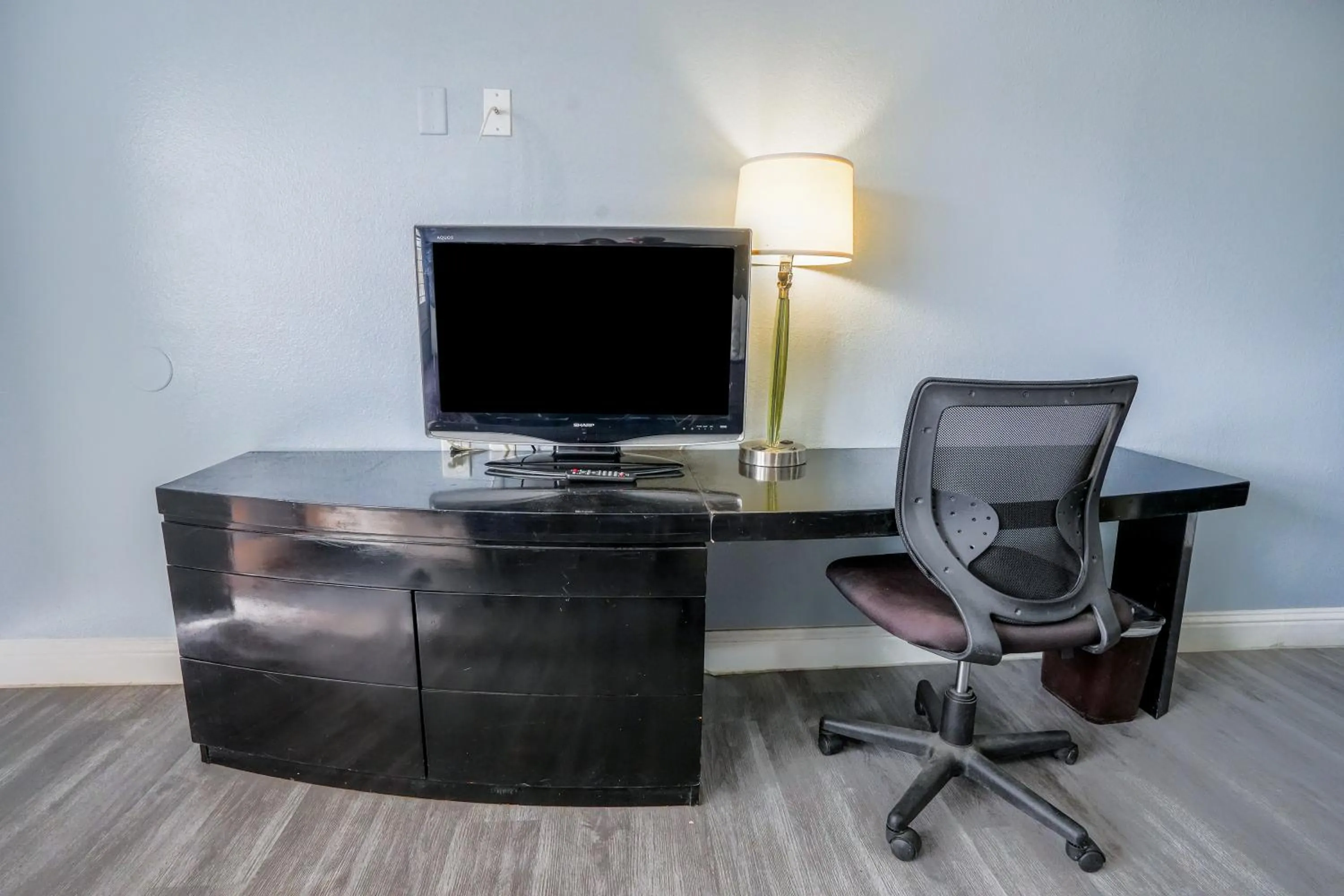 TV and multimedia in Economy Inn Buttonwillow Bakersfield I-5