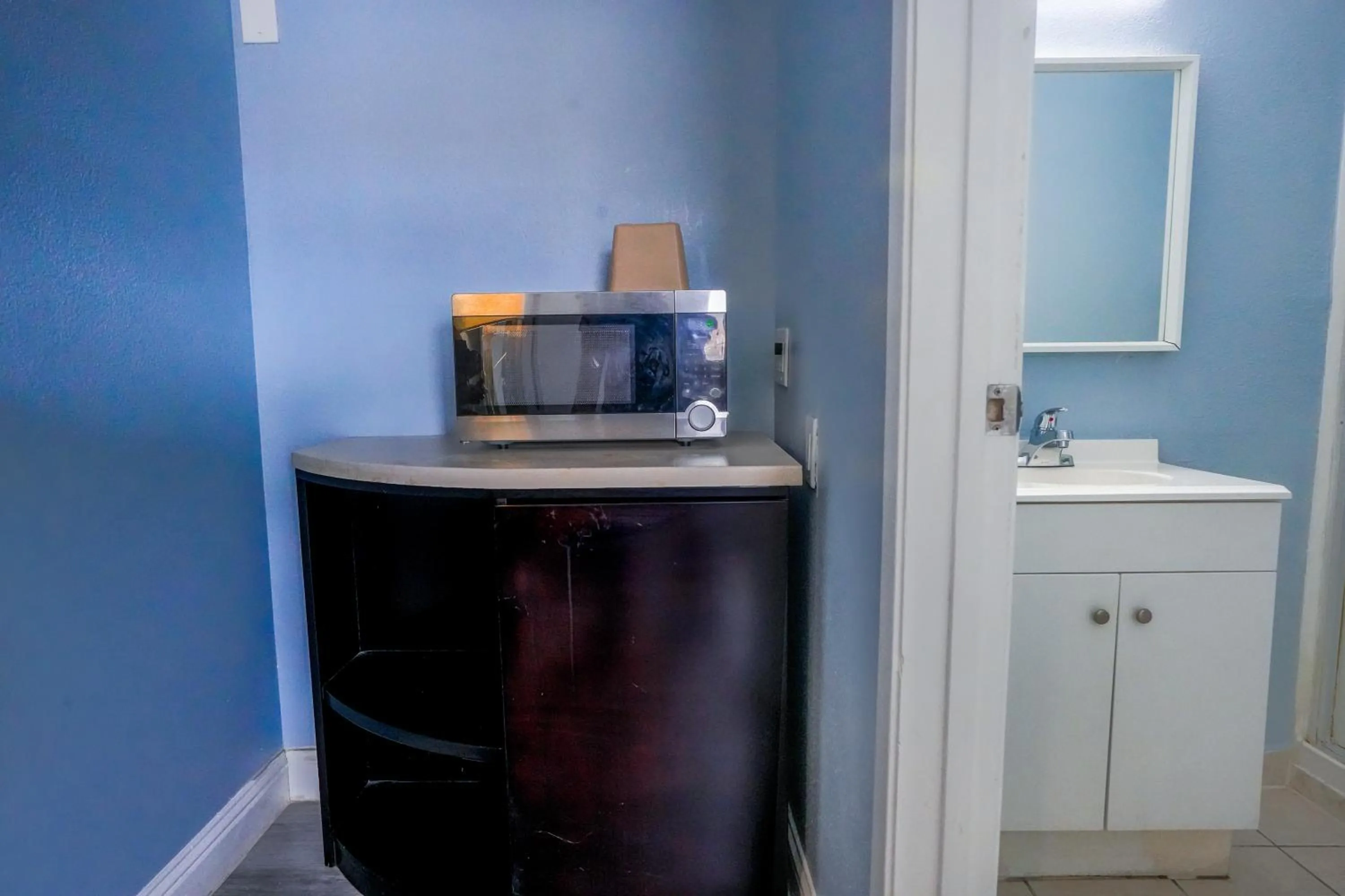 Bathroom in Economy Inn Buttonwillow Bakersfield I-5