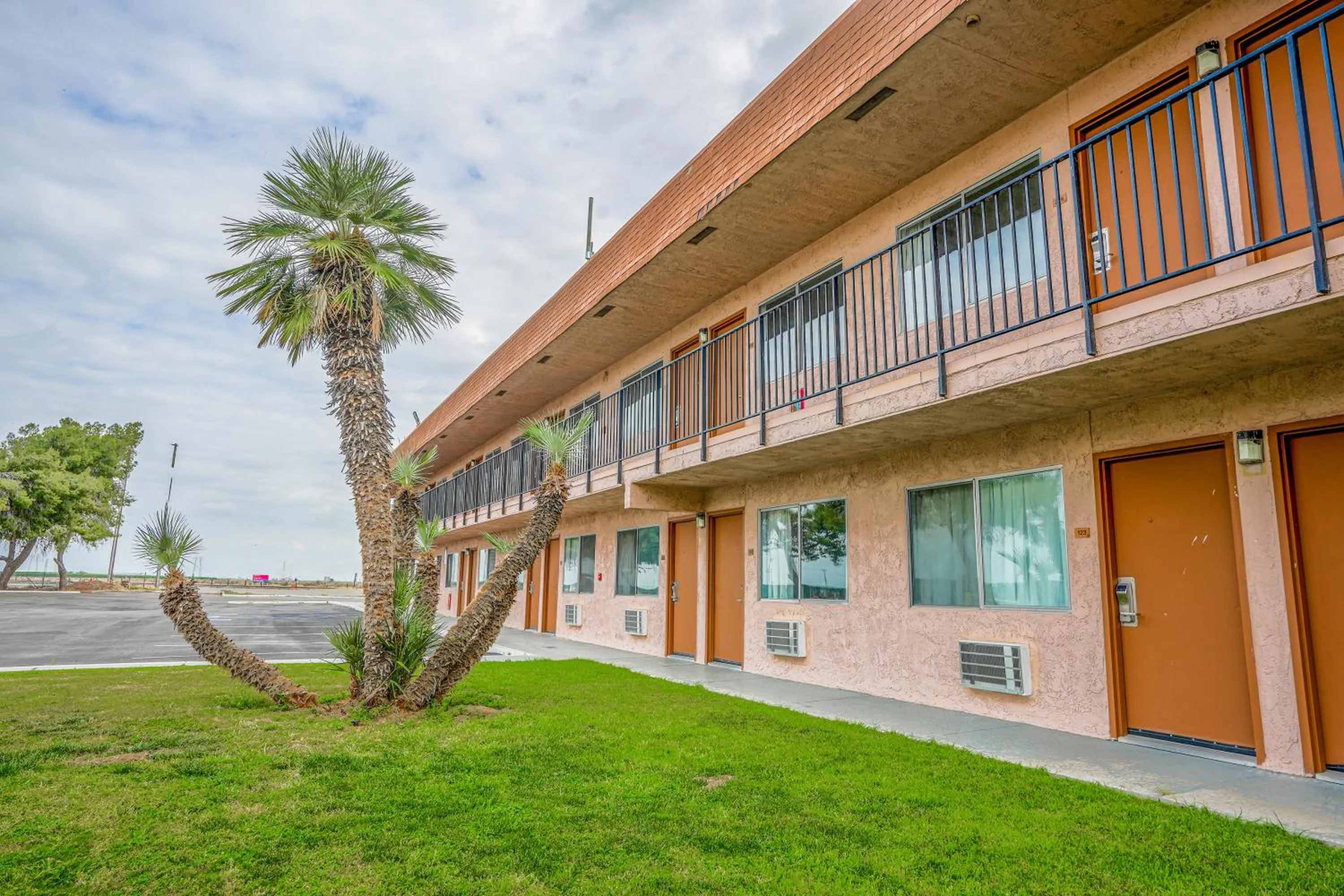 Facade/entrance in Economy Inn Buttonwillow Bakersfield I-5