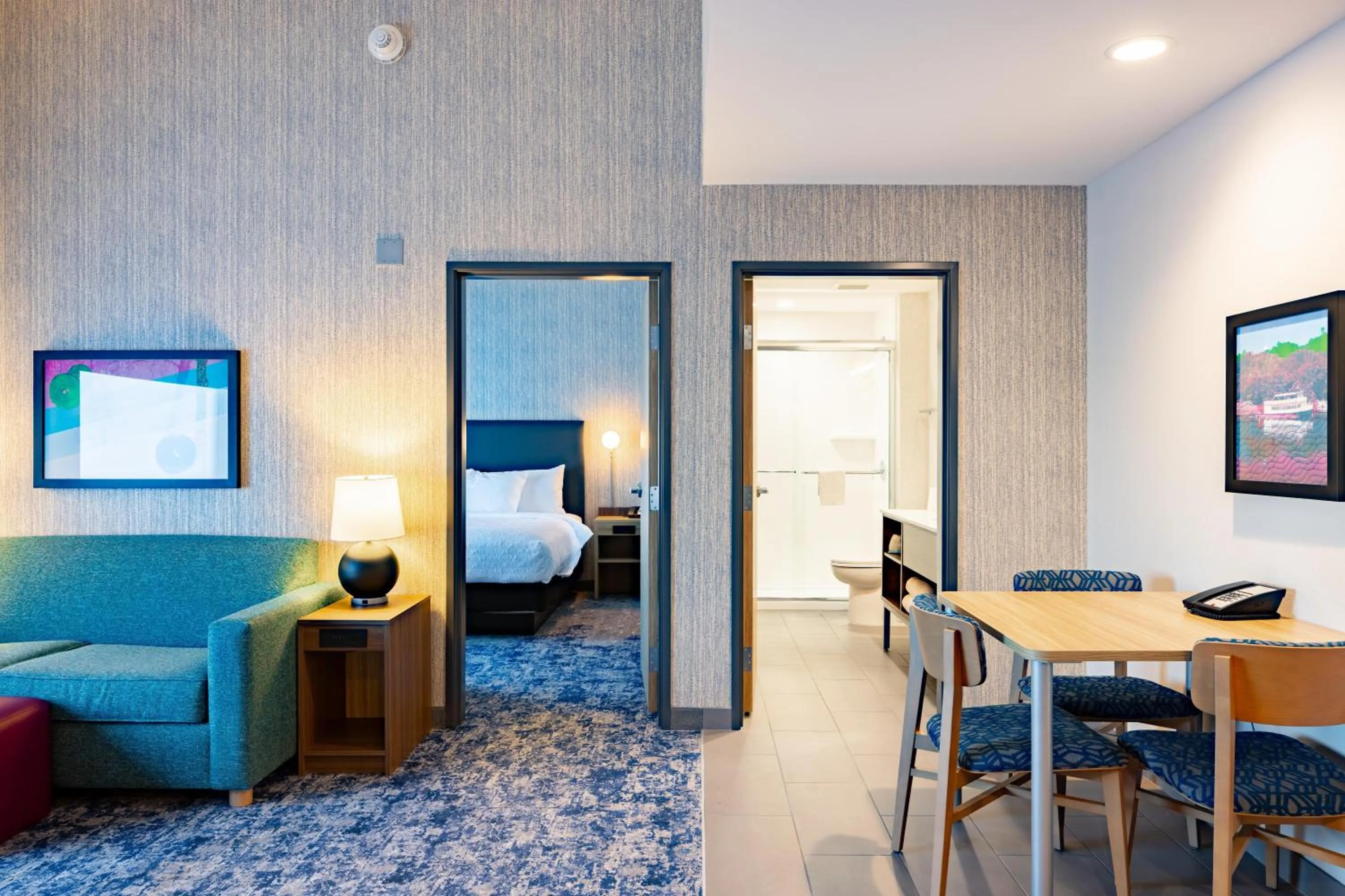 Living room, Bed in Home2 Suites By Hilton Kalamazoo Southeast