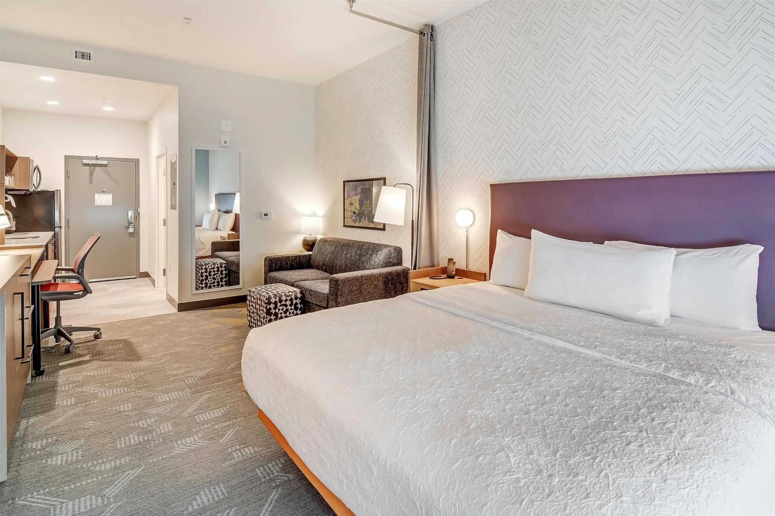 Living room, Bed in Home2 Suites By Hilton Crestview I-10