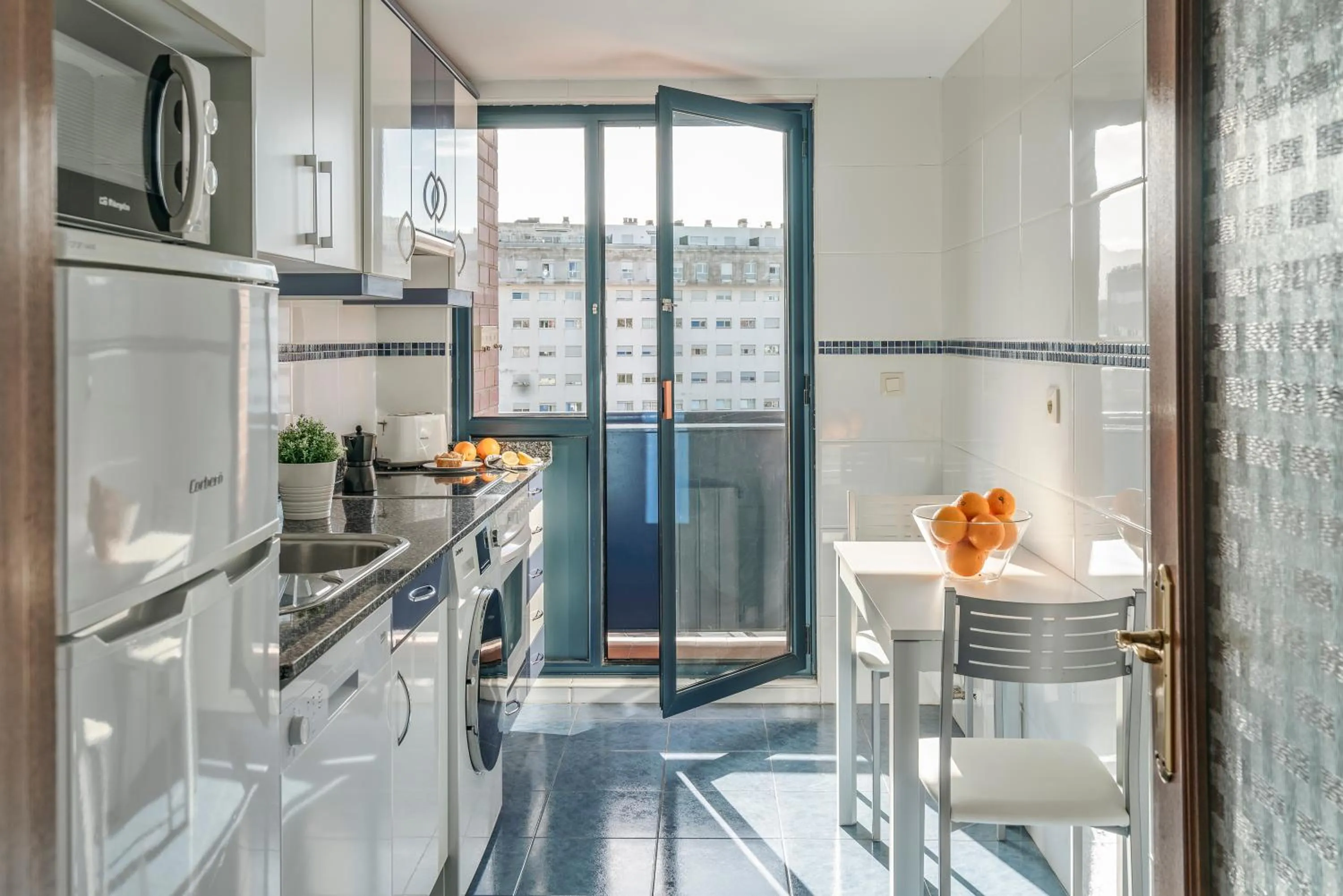 Kitchen or kitchenette in Apartamentos Alday