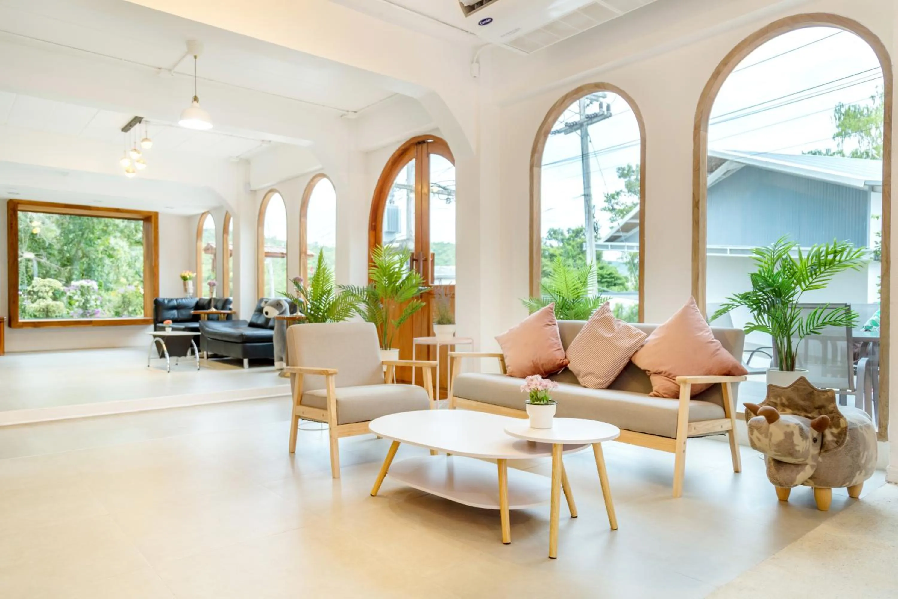 Seating area in Grand Sattahip Hotel by BSH