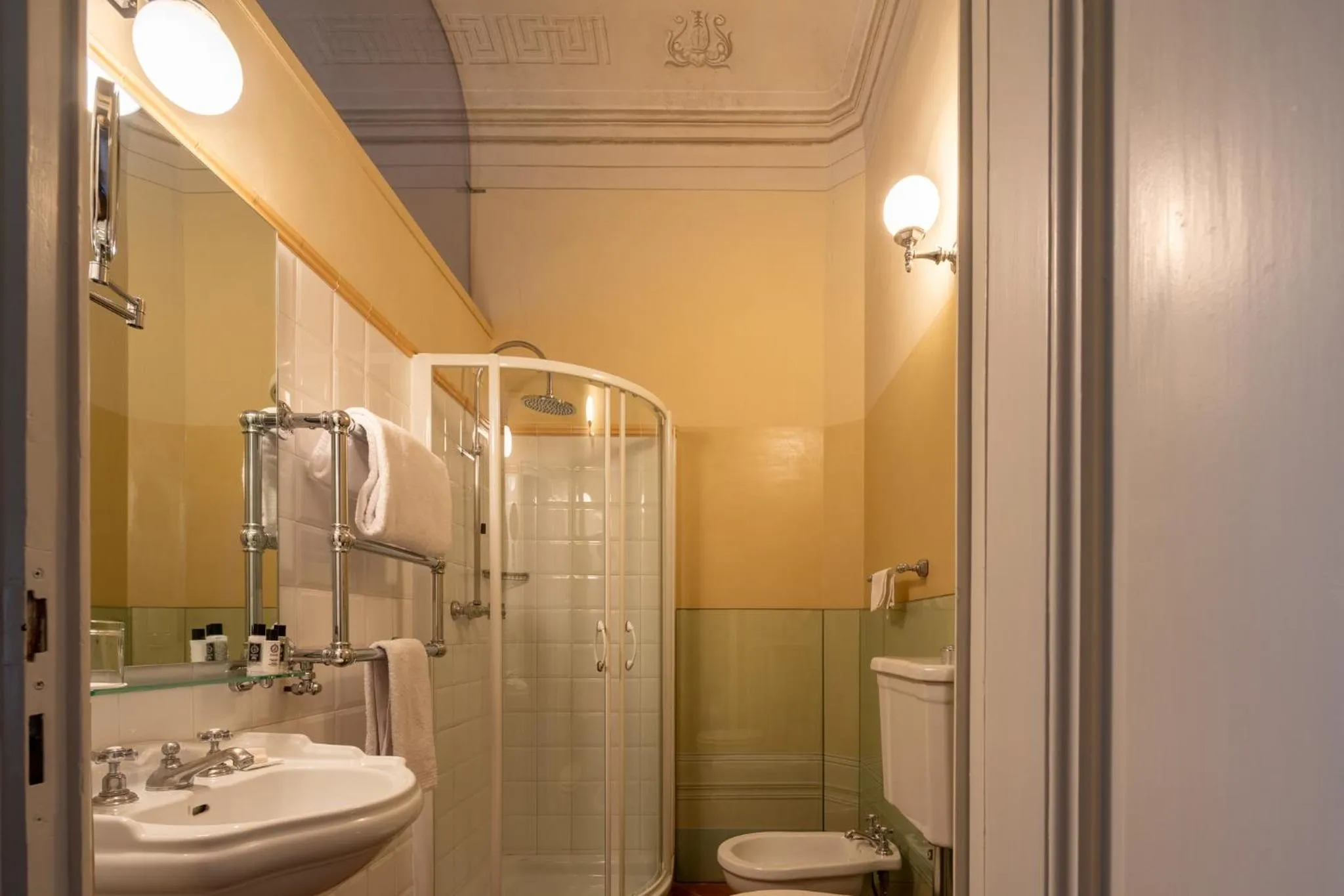 Shower in Loggiato Dei Serviti