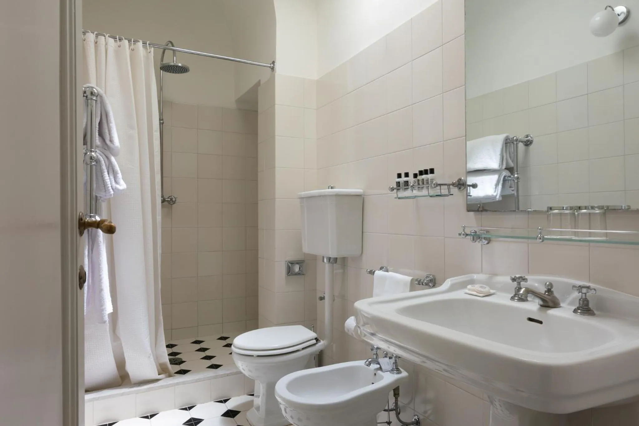 Shower in Loggiato Dei Serviti