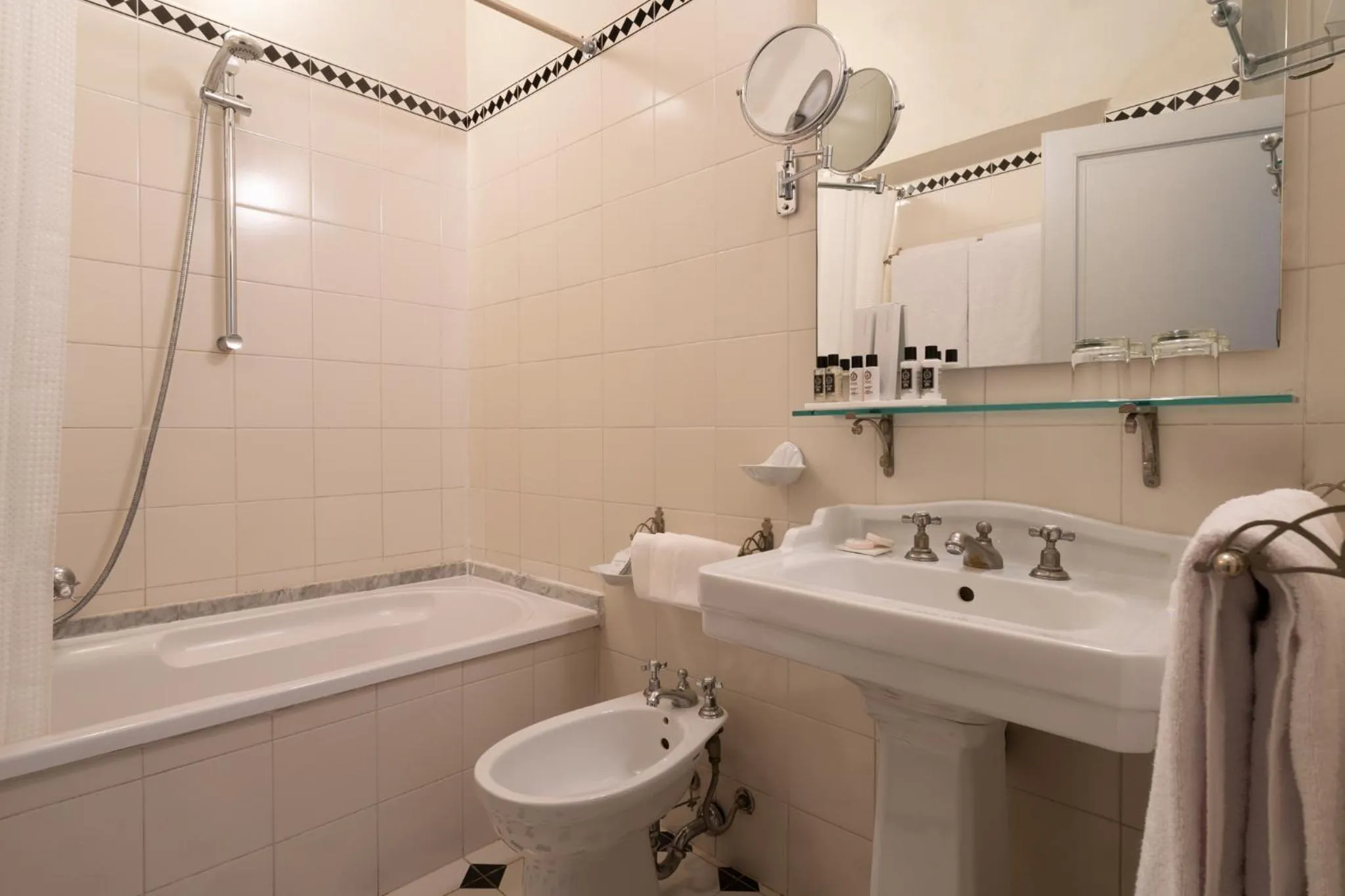 Shower in Loggiato Dei Serviti