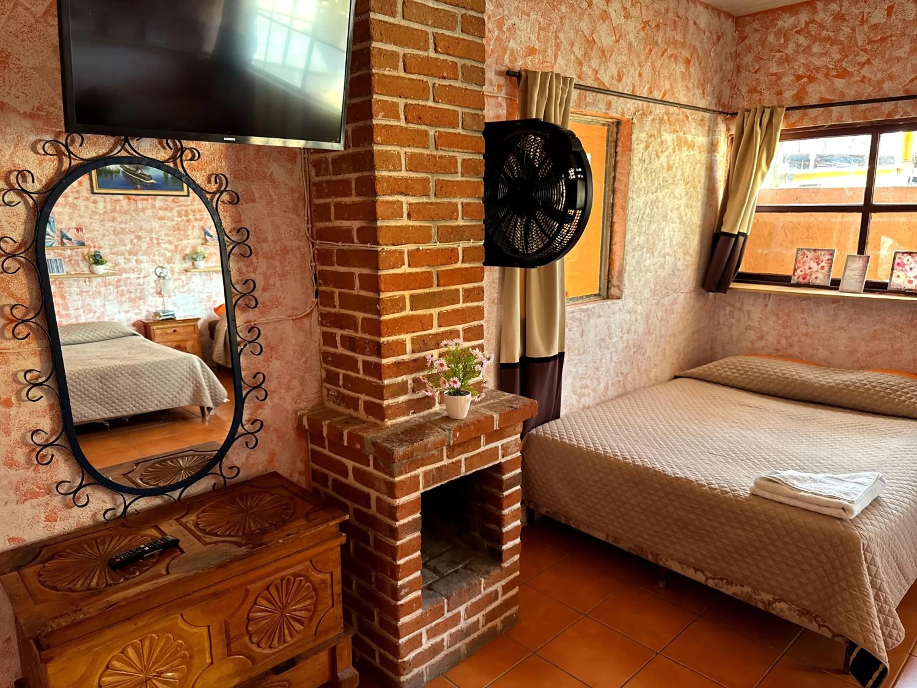 Communal lounge/ TV room, Bed in Hotel Hanna Resort