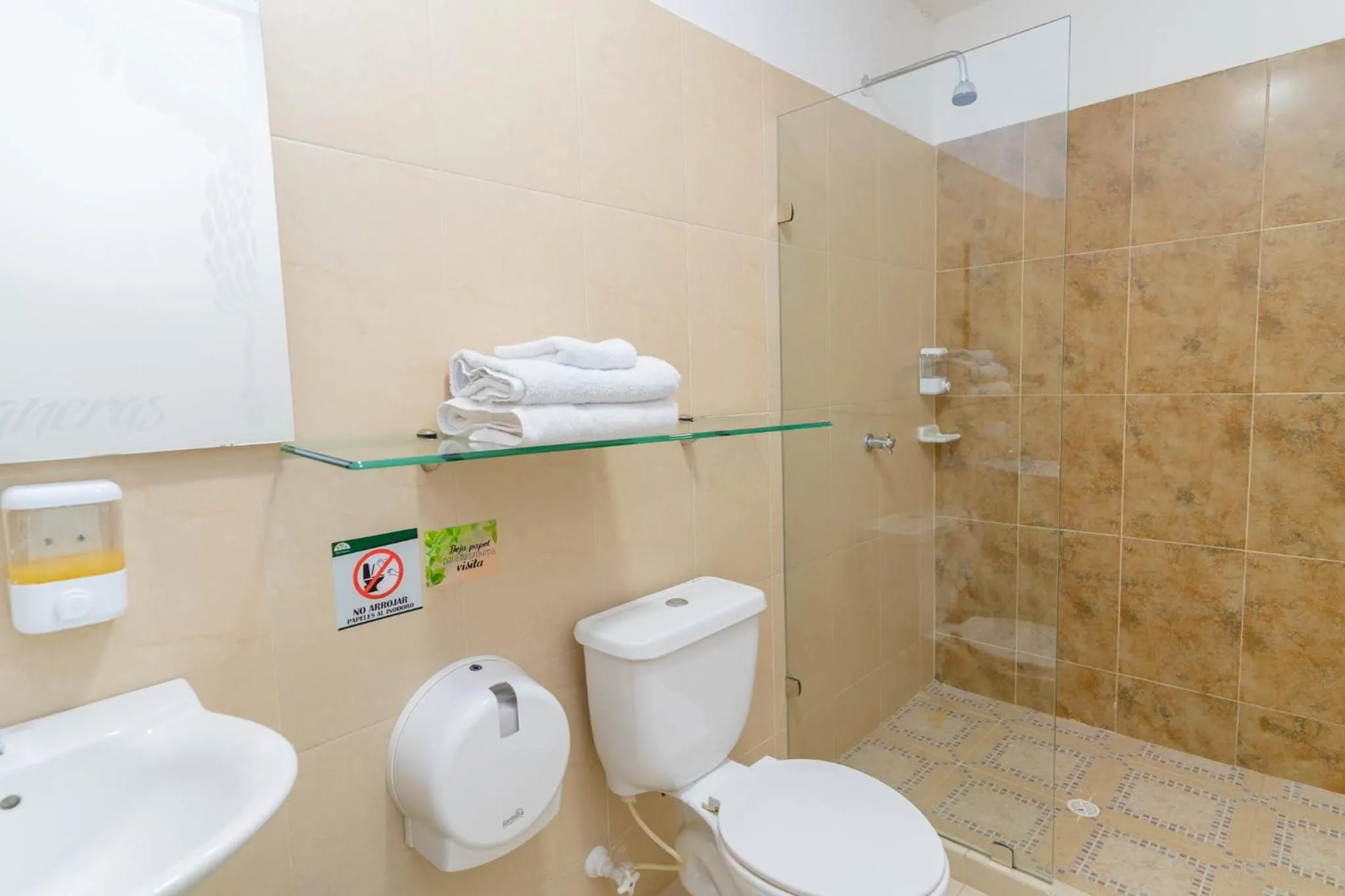 Shower in Hotel Plataneras Plaza